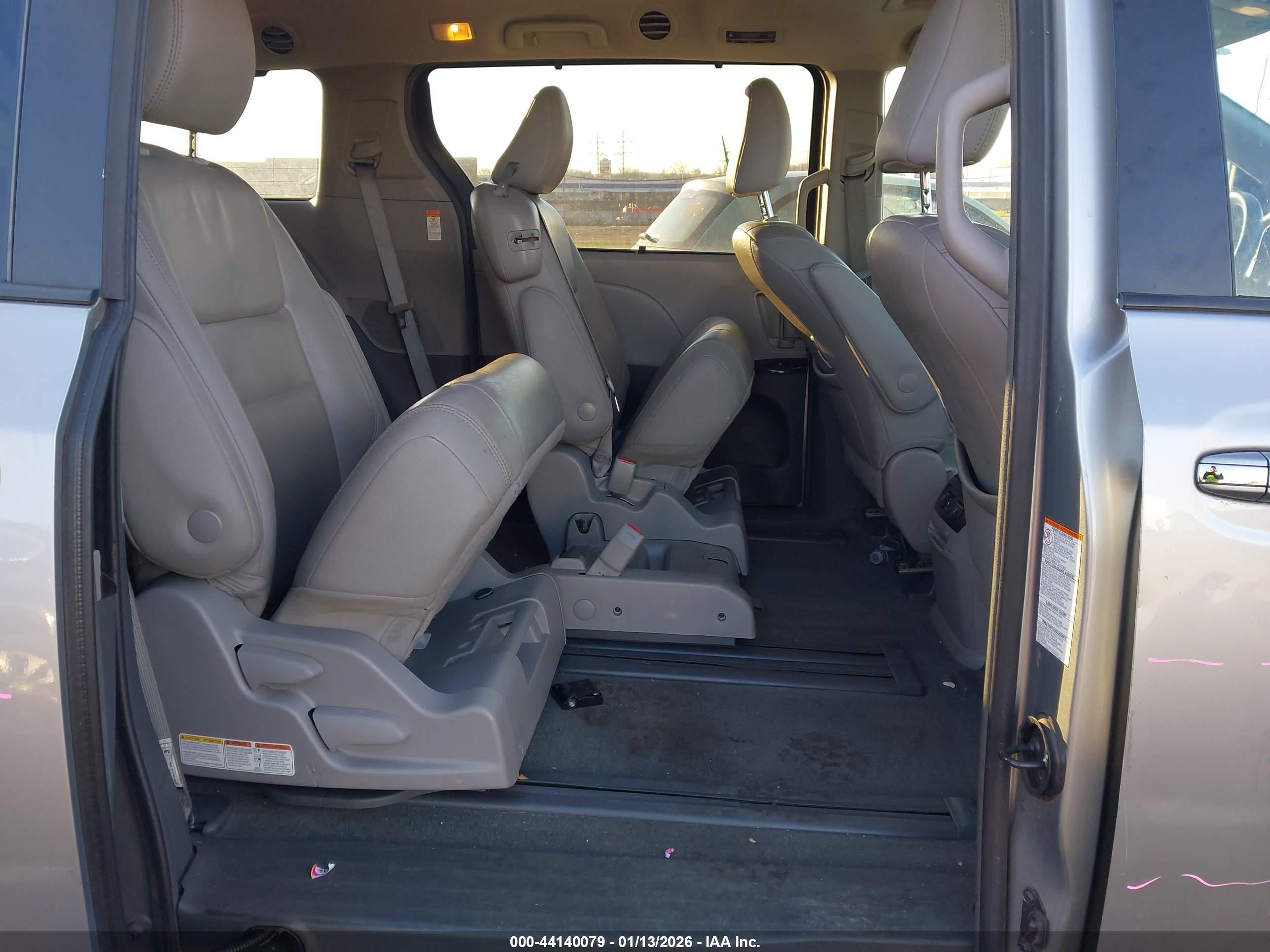 TOYOTA SIENNA image 8