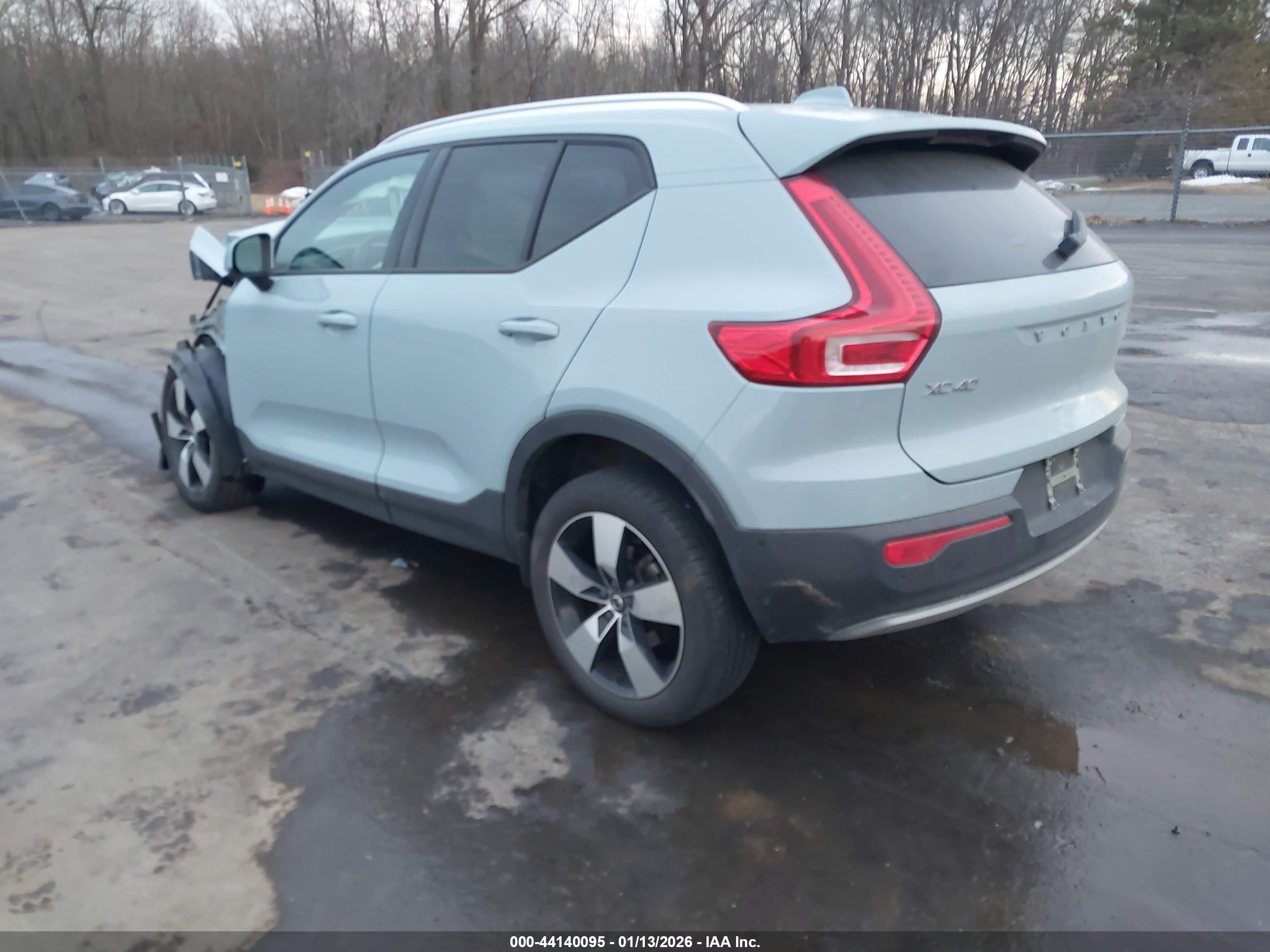 VOLVO XC40 image 3
