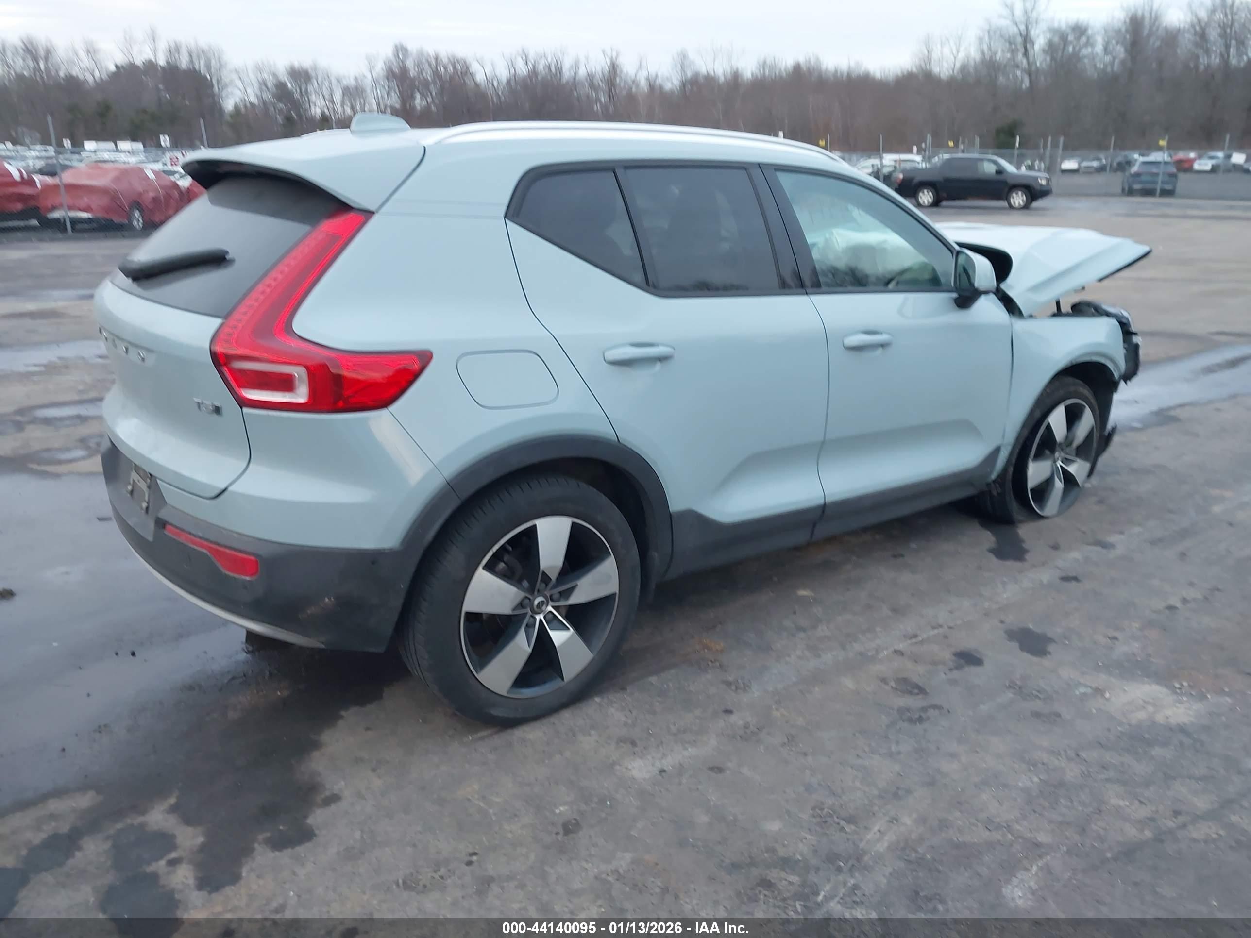VOLVO XC40 image 4