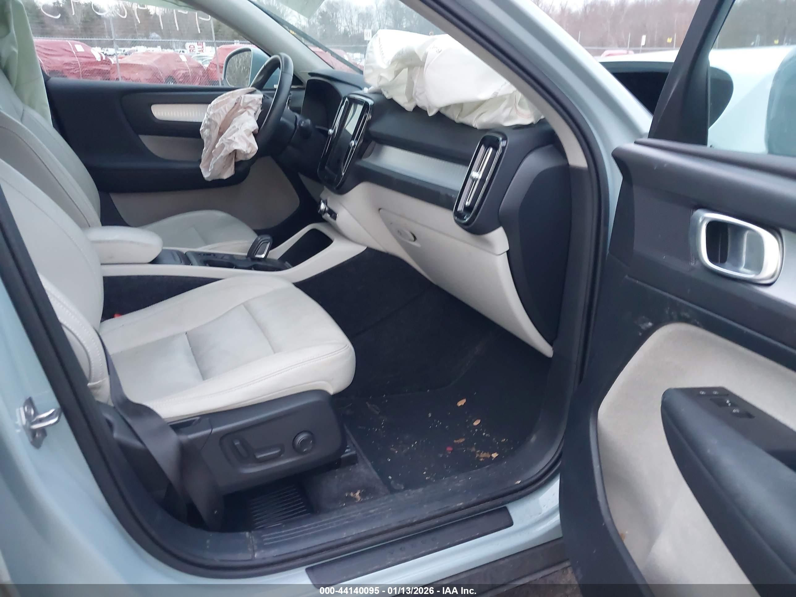 VOLVO XC40 image 5