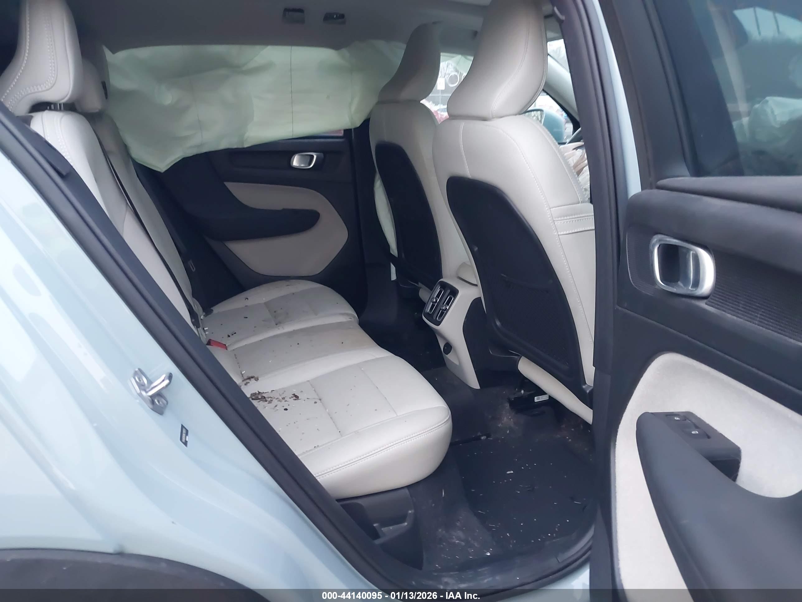 VOLVO XC40 image 8
