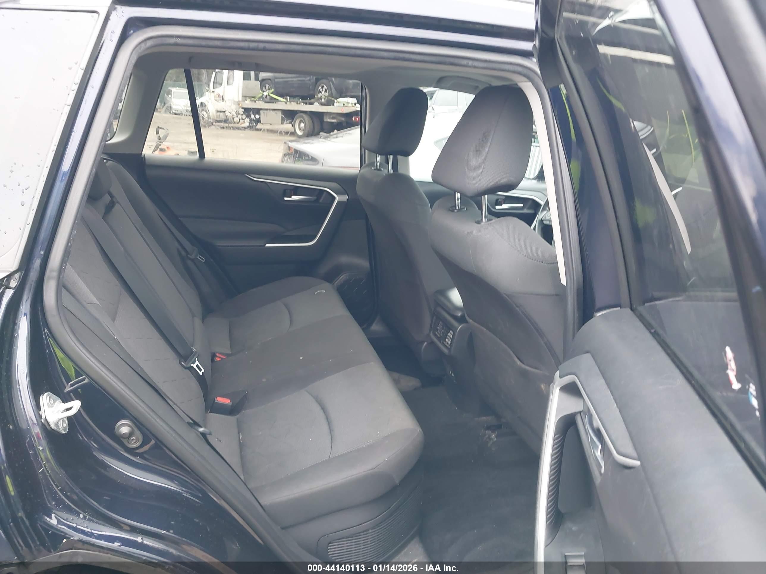 TOYOTA RAV4 image 8