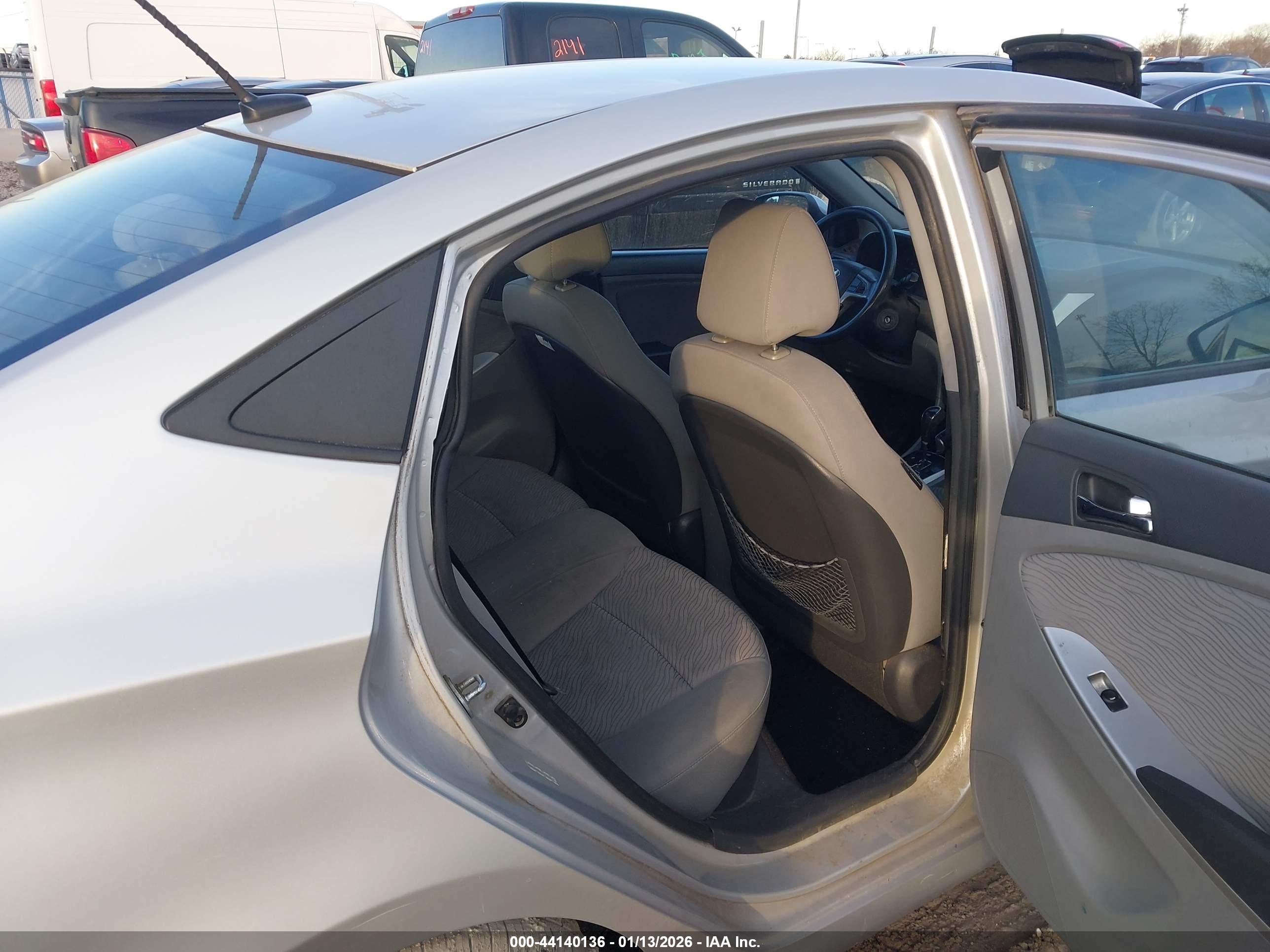 HYUNDAI ACCENT image 8
