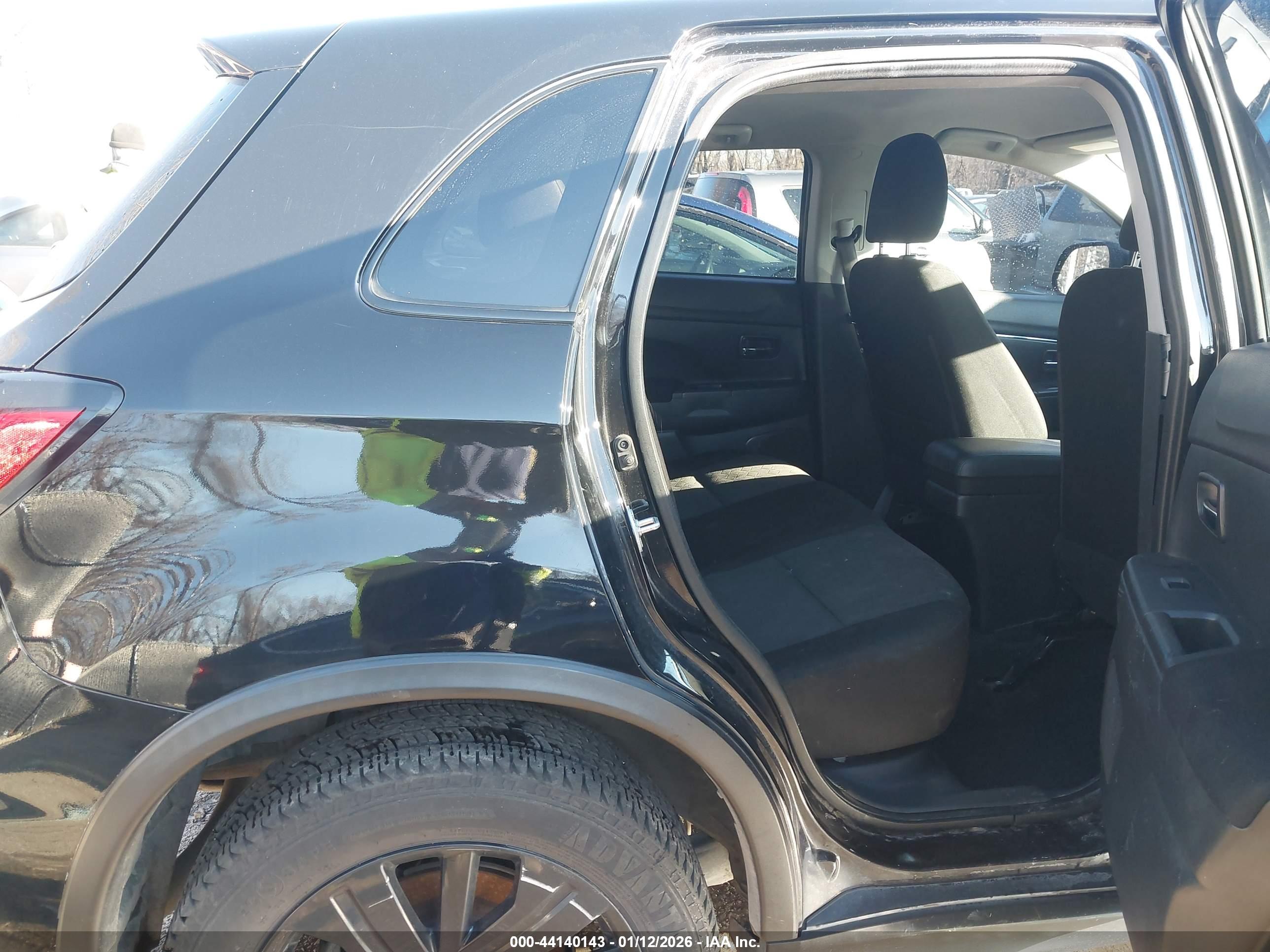 MITSUBISHI OUTLANDER image 8
