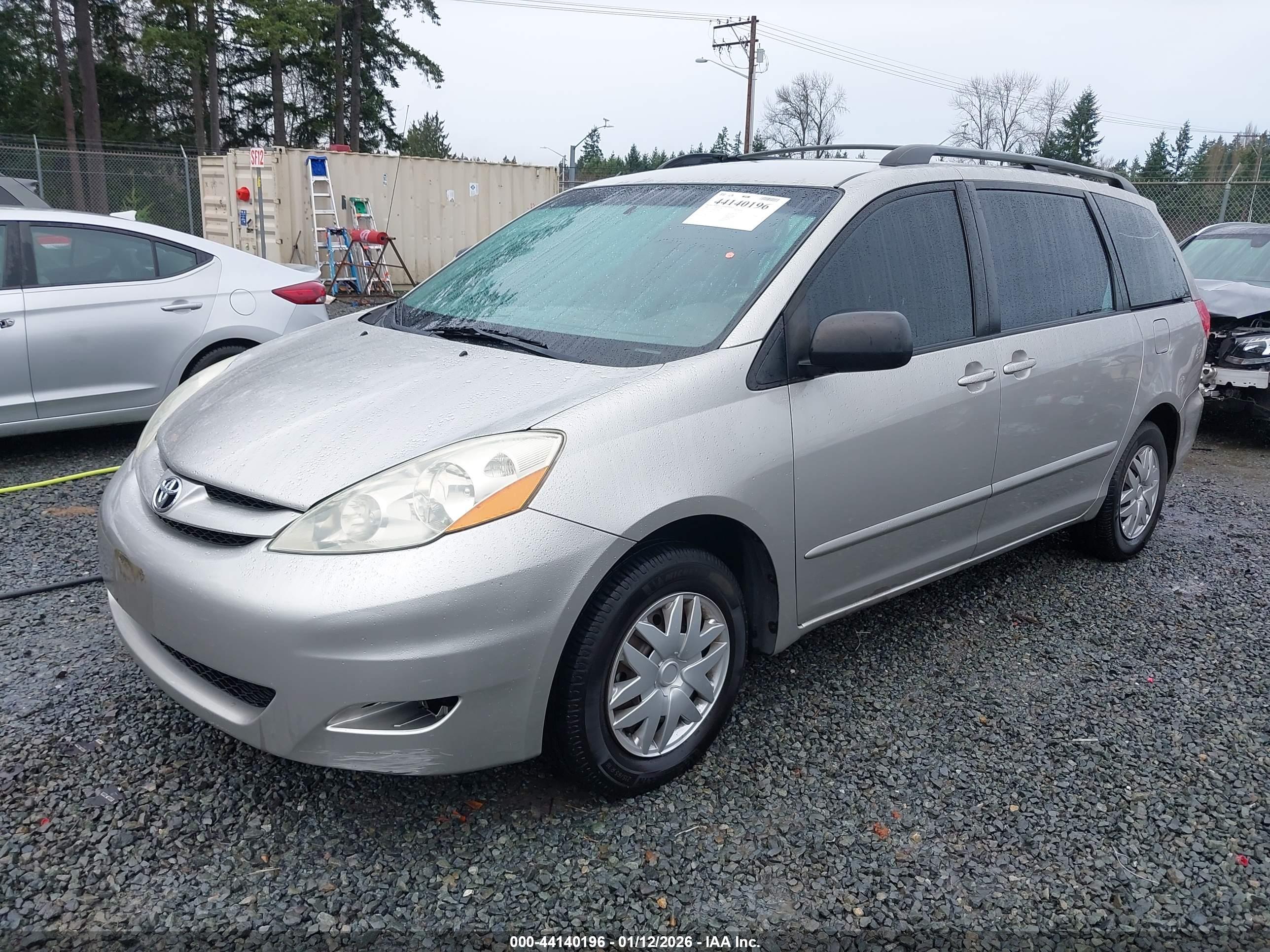 TOYOTA SIENNA image 2