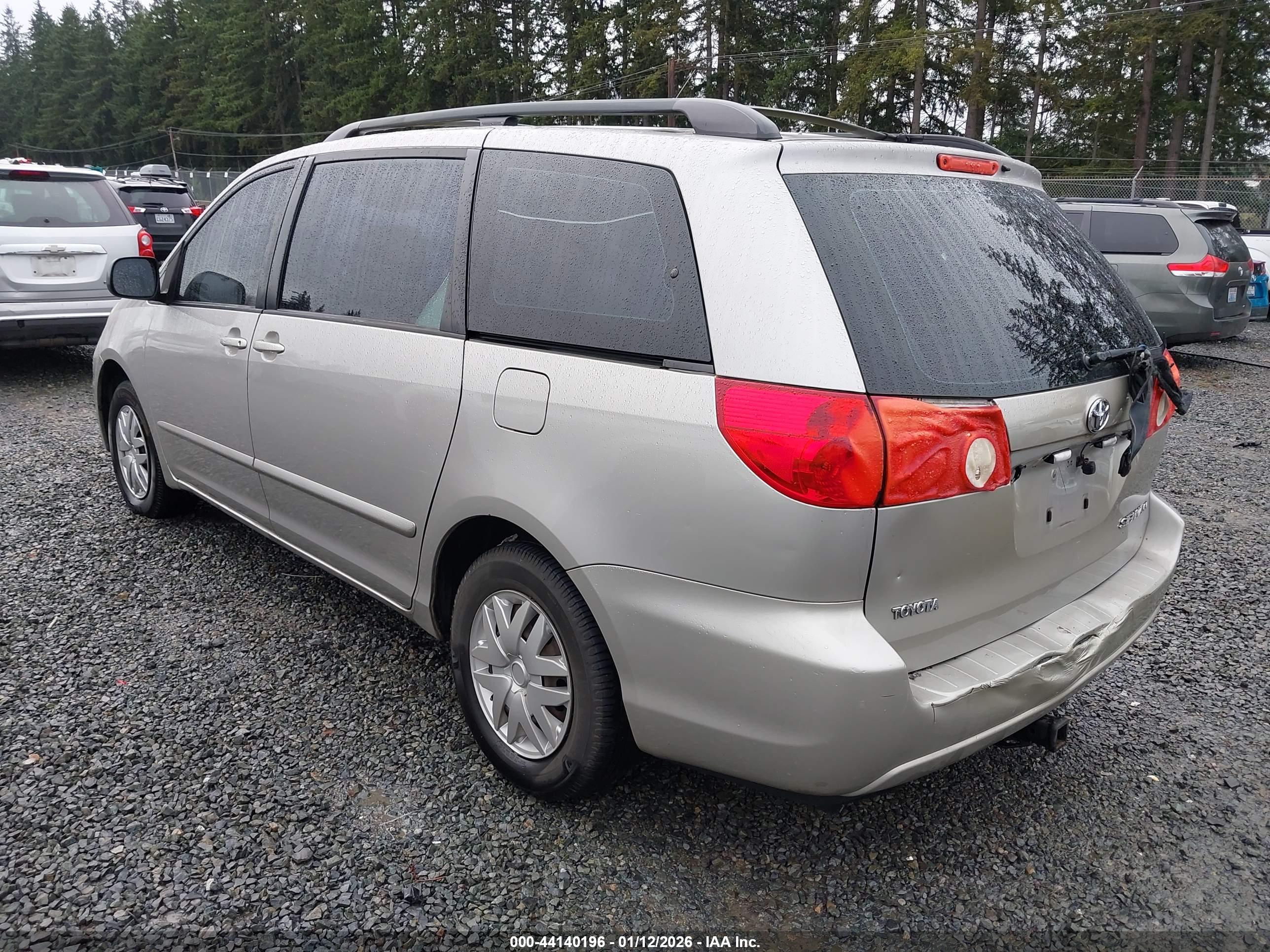 TOYOTA SIENNA image 3