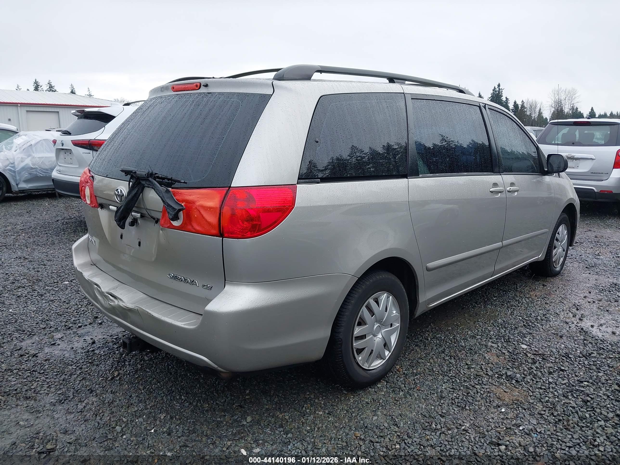 TOYOTA SIENNA image 4