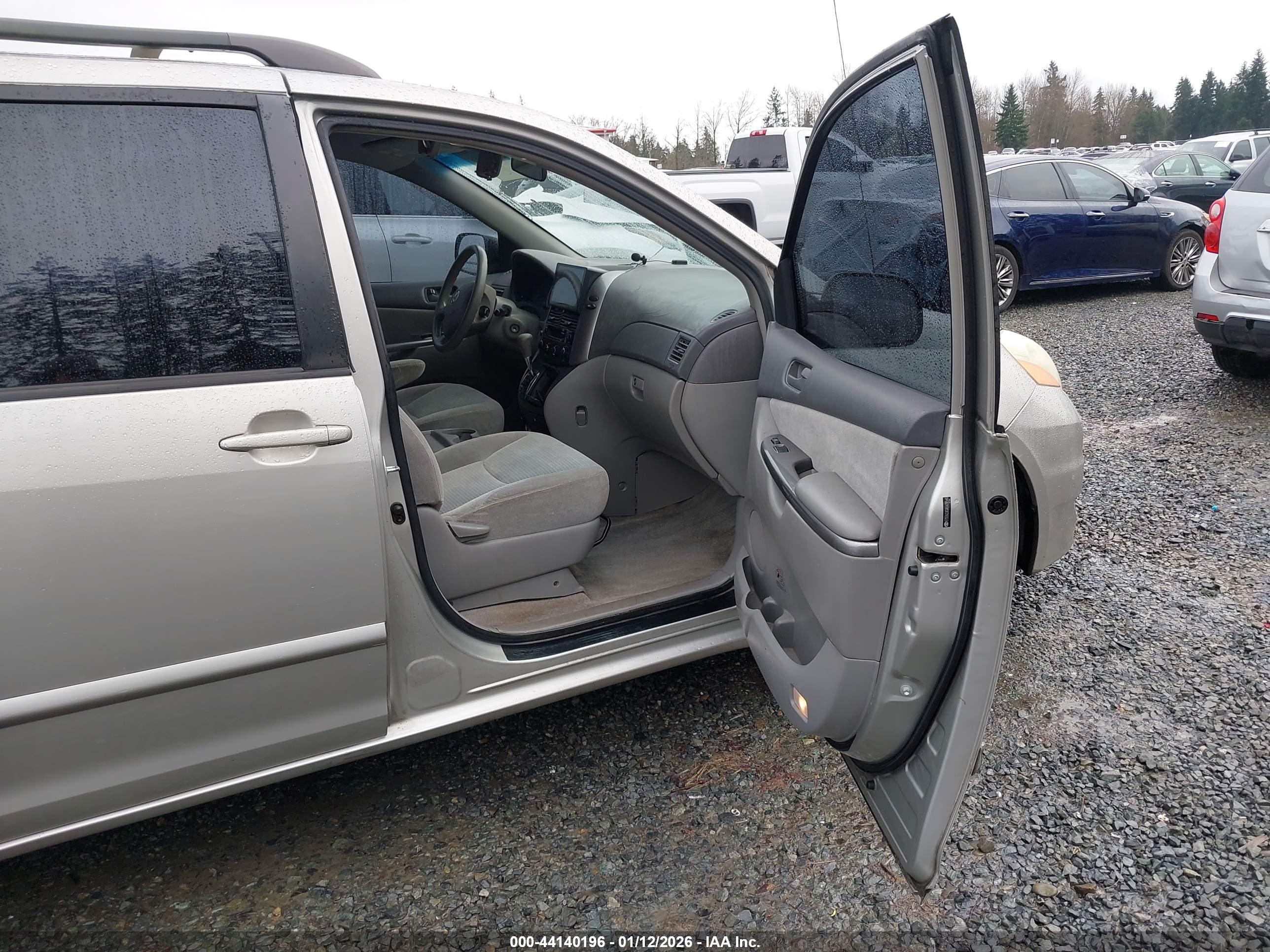 TOYOTA SIENNA image 5