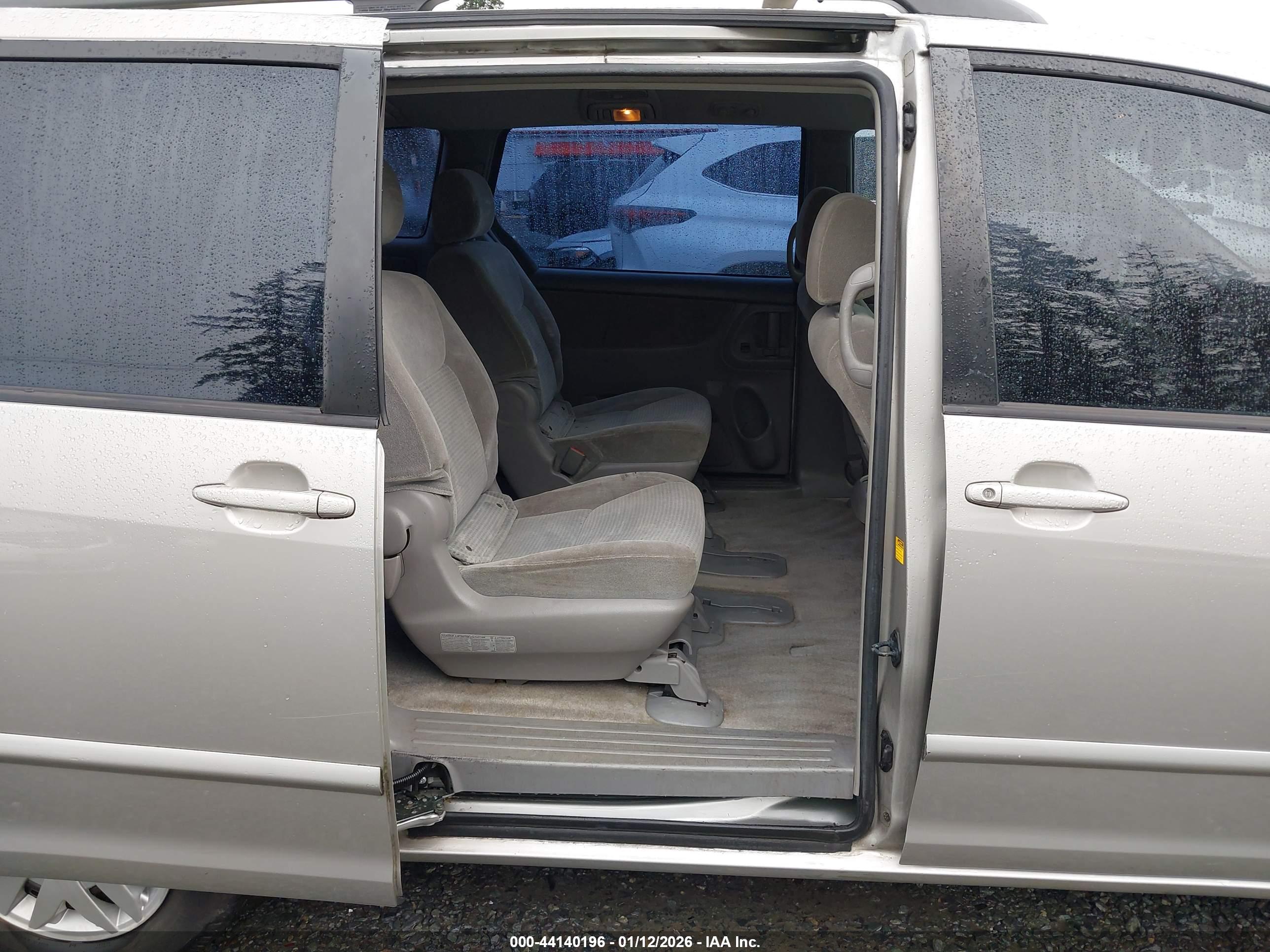 TOYOTA SIENNA image 8