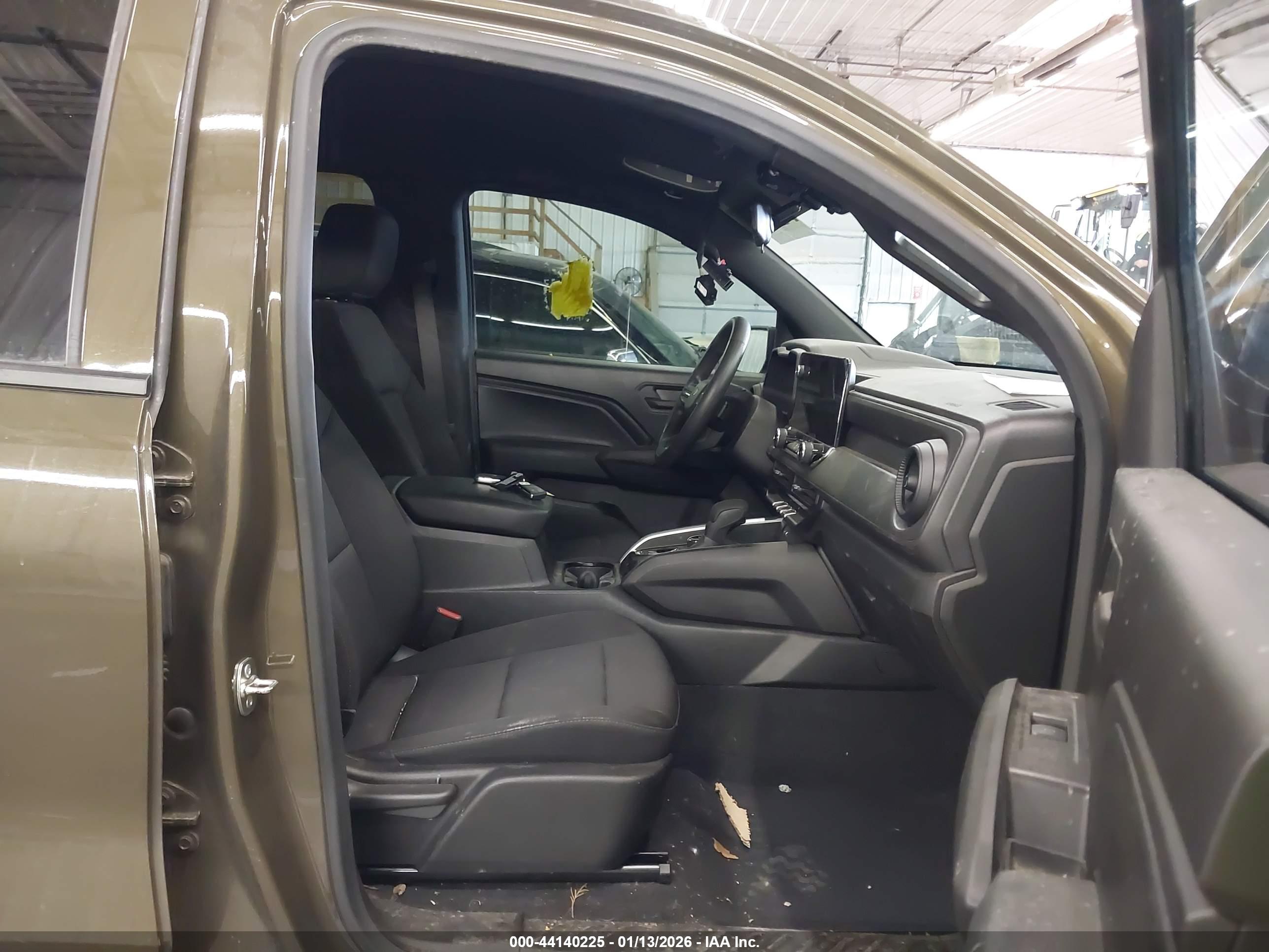 CHEVROLET COLORADO image 5