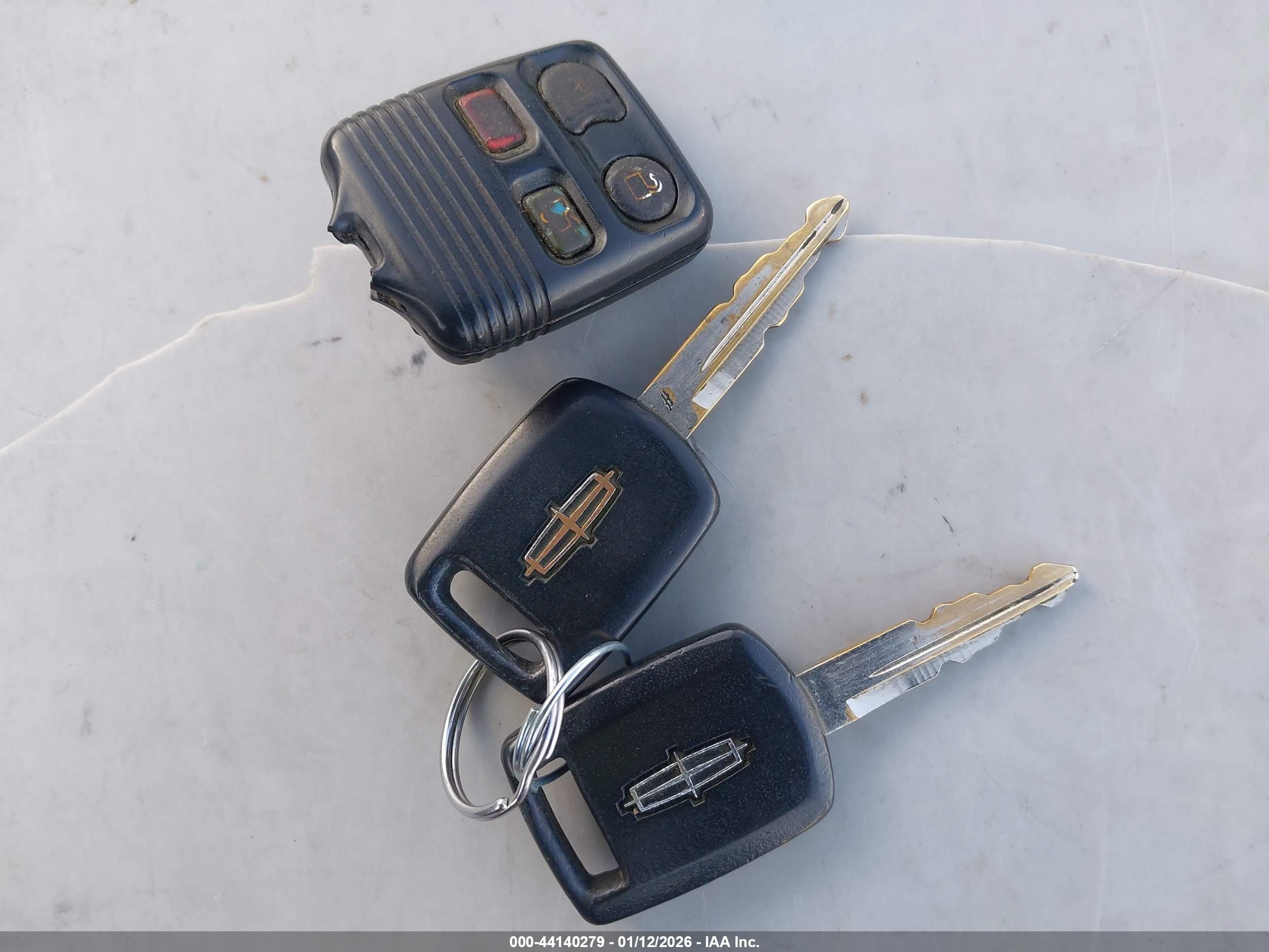 LINCOLN TOWN image 11
