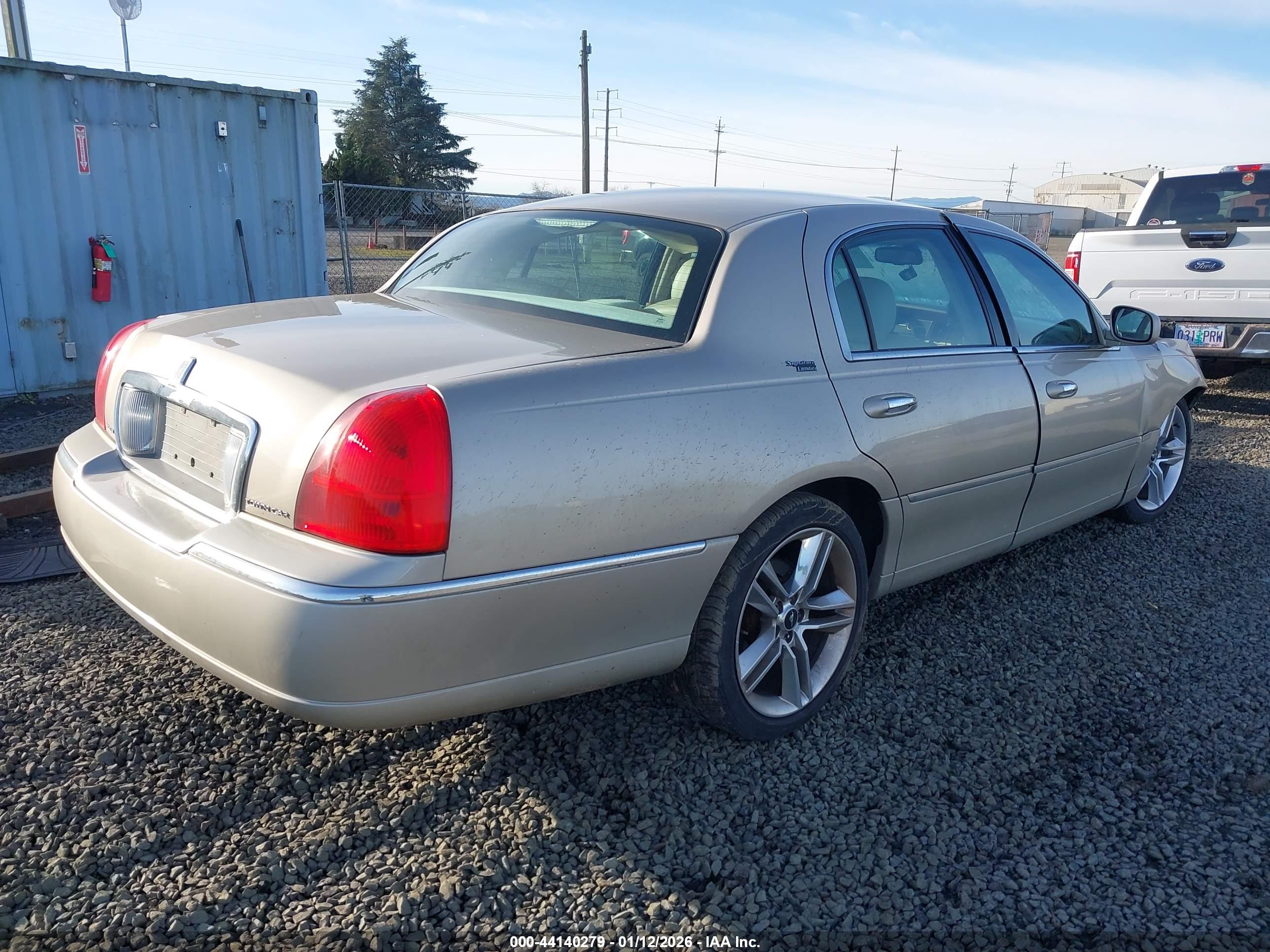 LINCOLN TOWN image 4