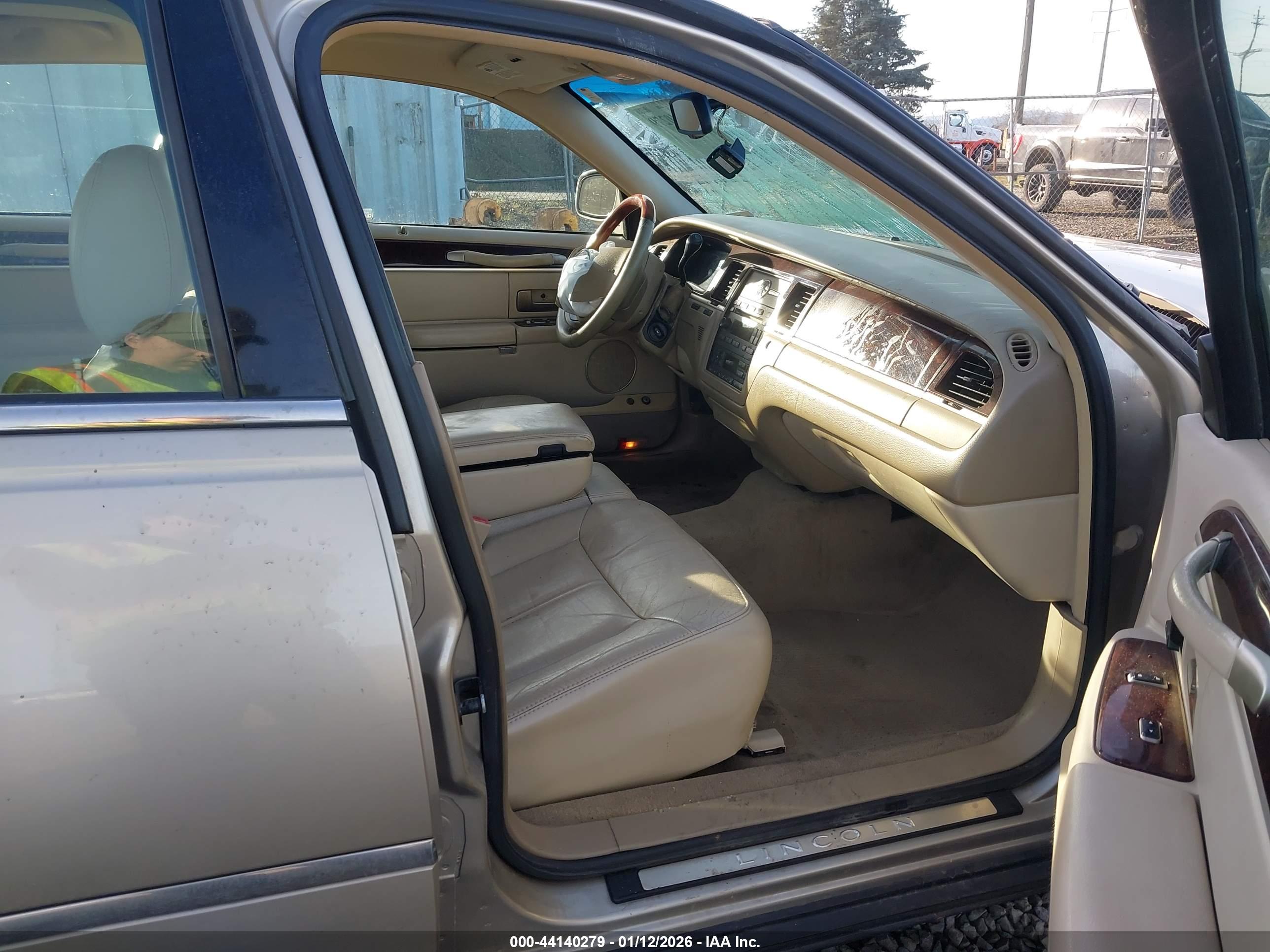 LINCOLN TOWN image 5