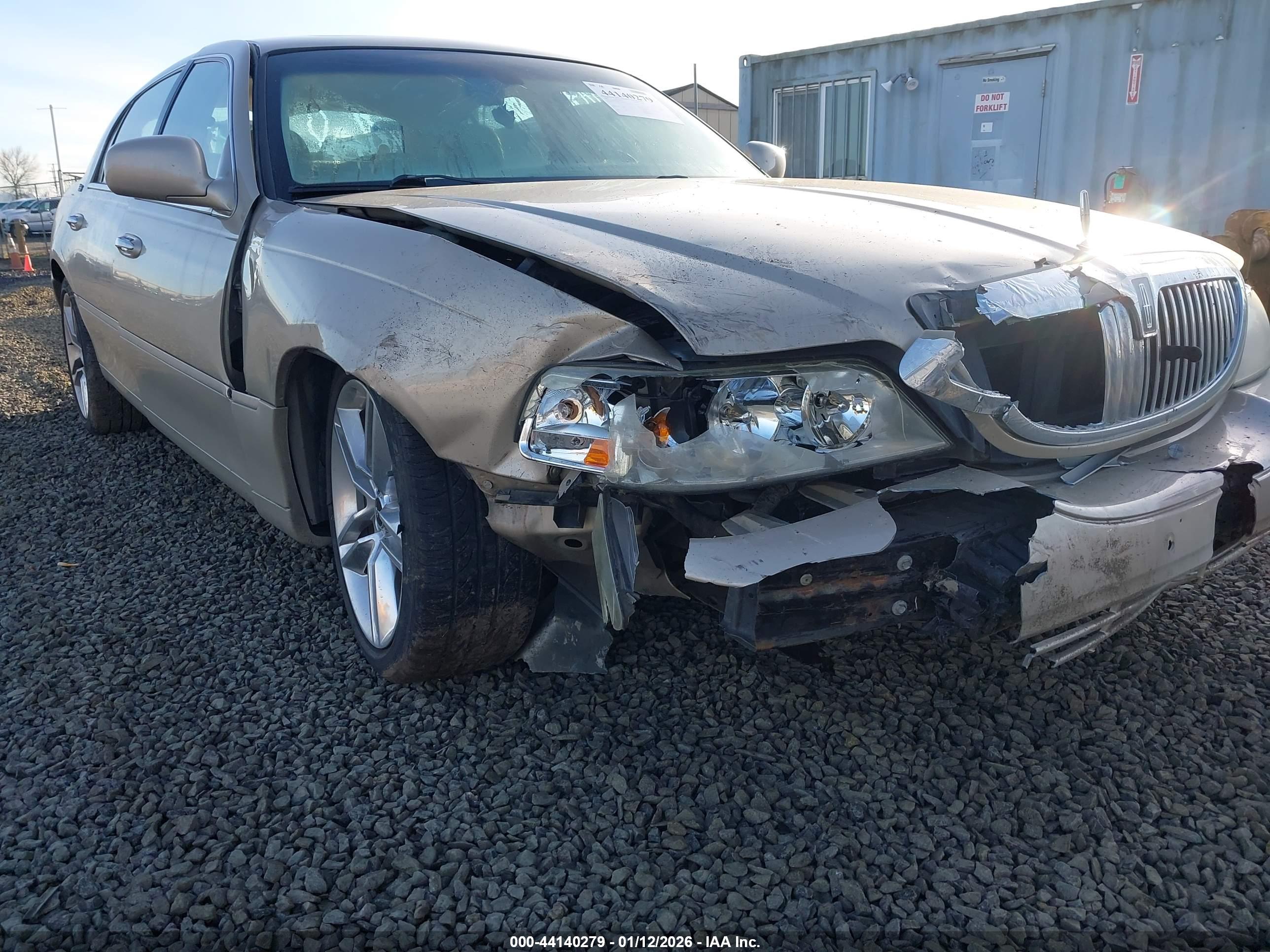 LINCOLN TOWN image 6