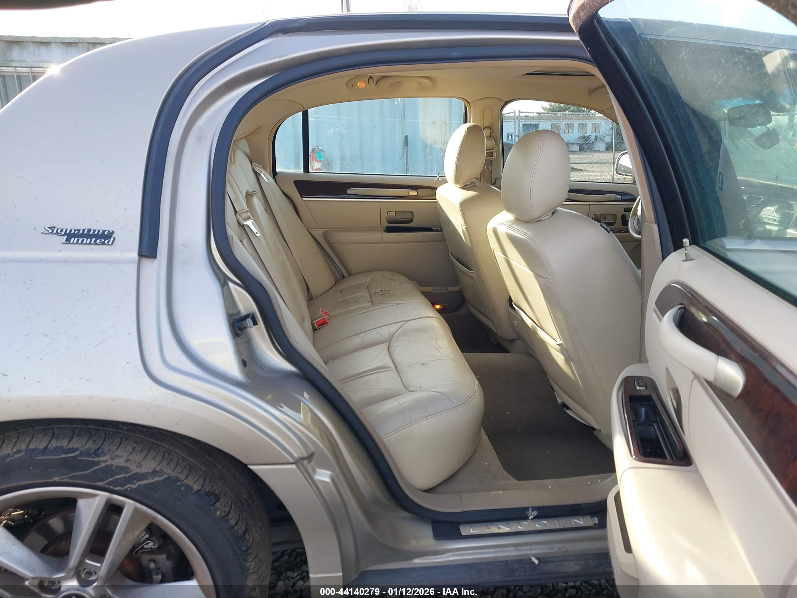 LINCOLN TOWN image 8
