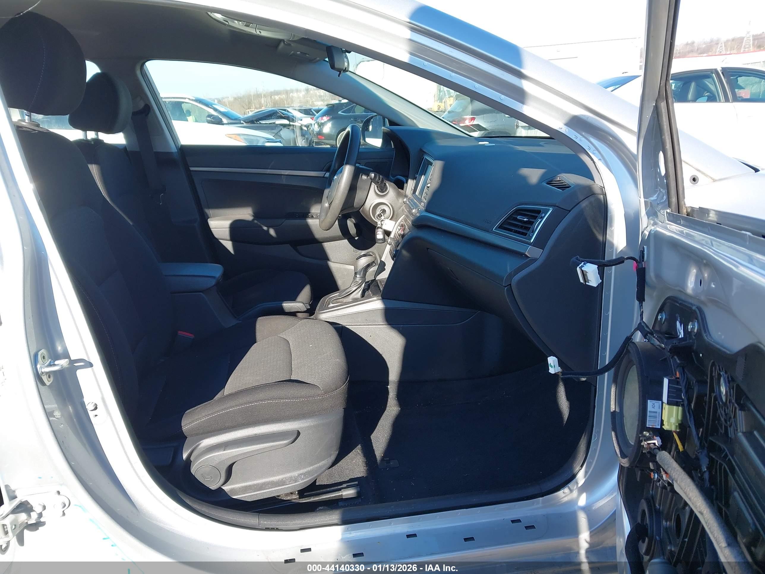 HYUNDAI ELANTRA image 5