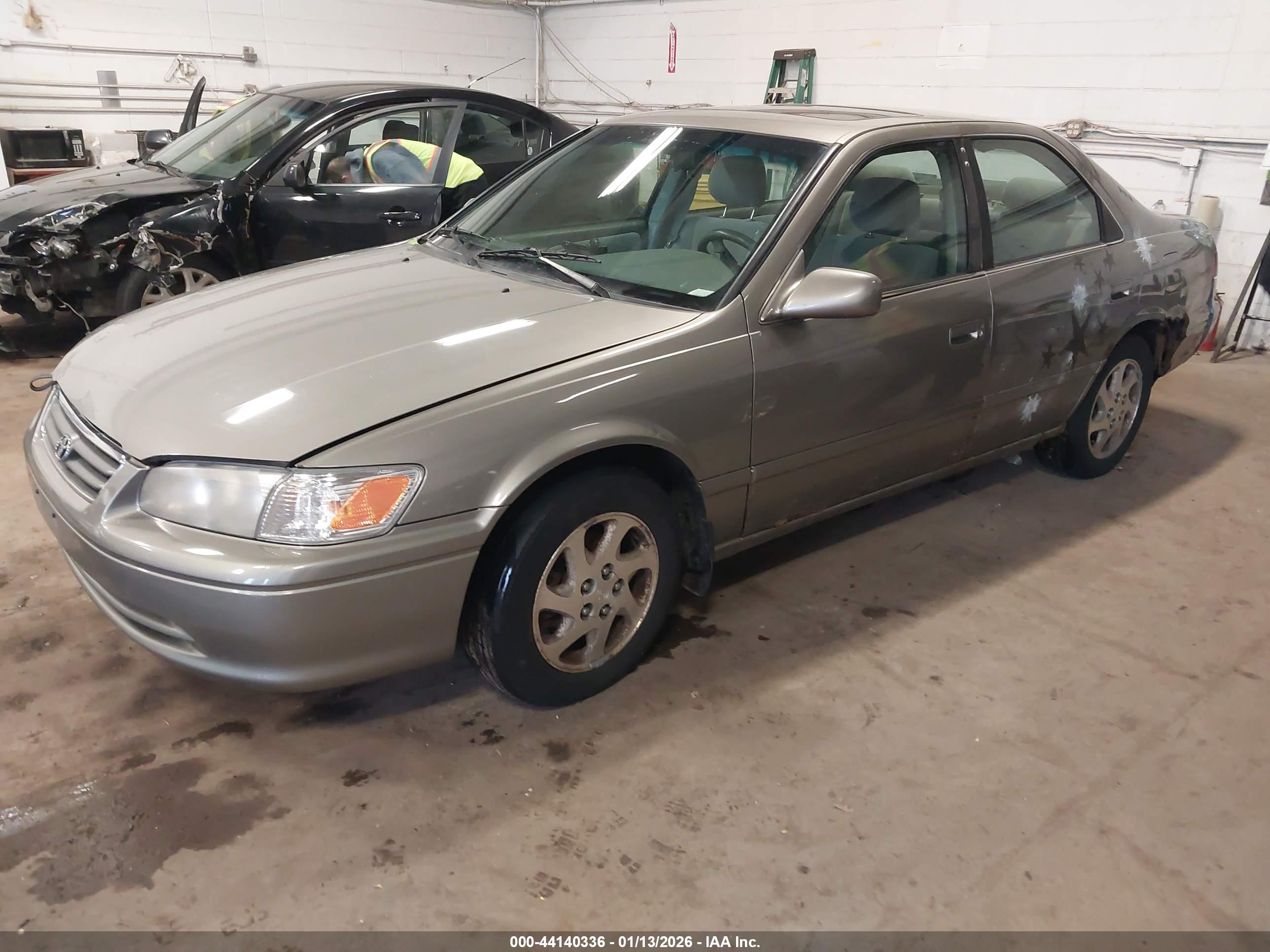 TOYOTA CAMRY image 2