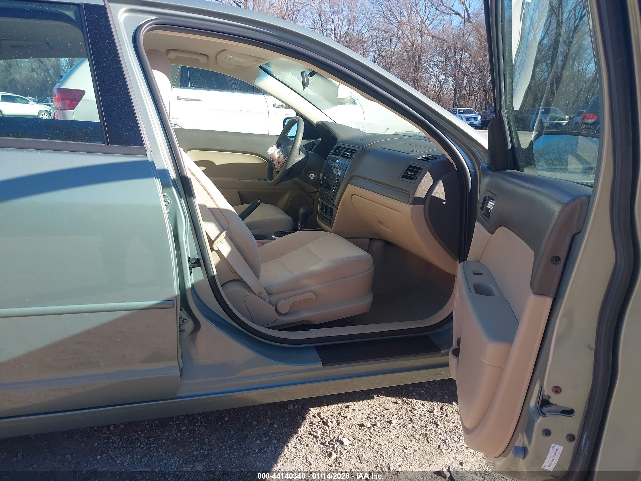 FORD FUSION image 5