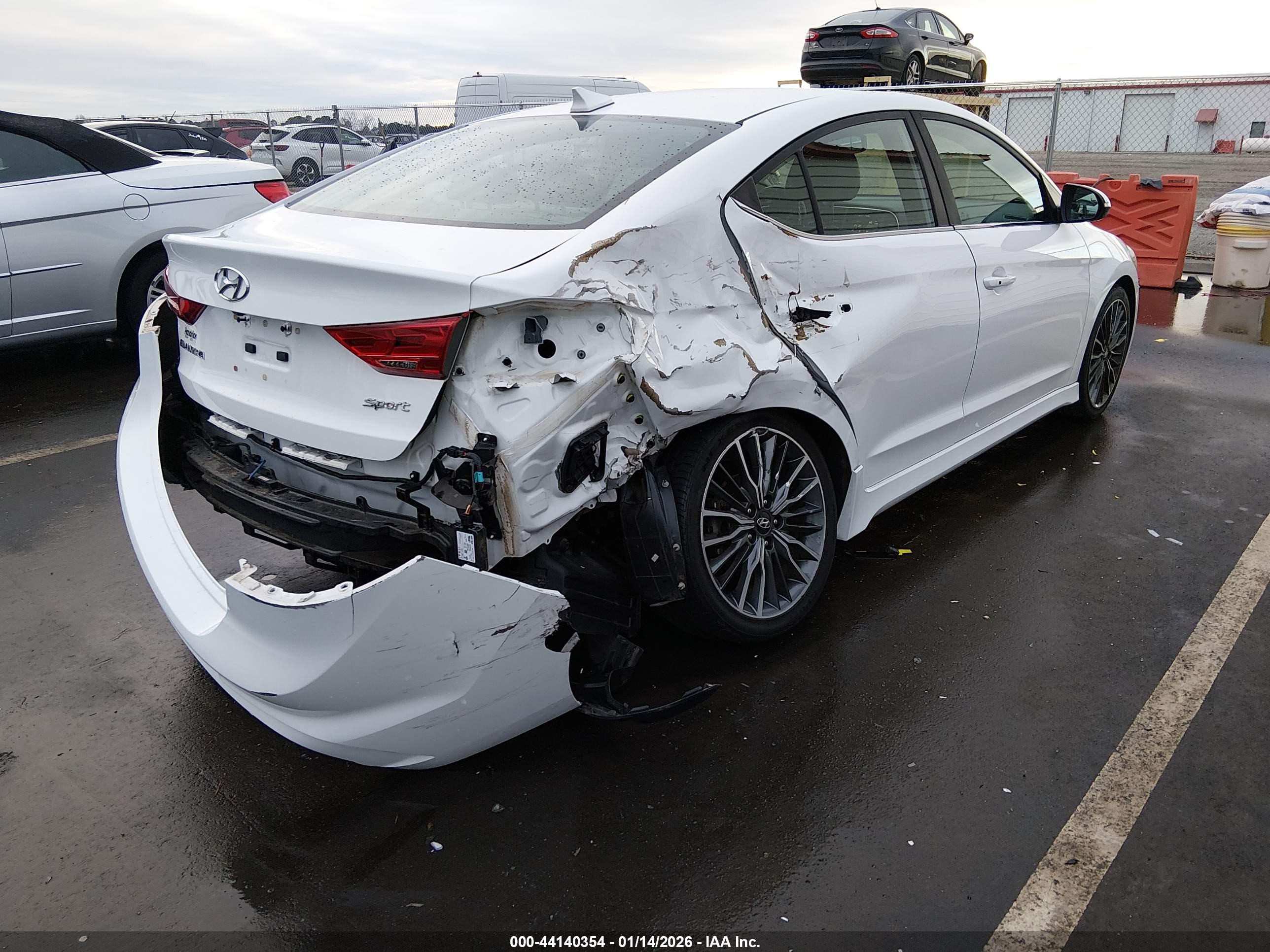 HYUNDAI ELANTRA image 4