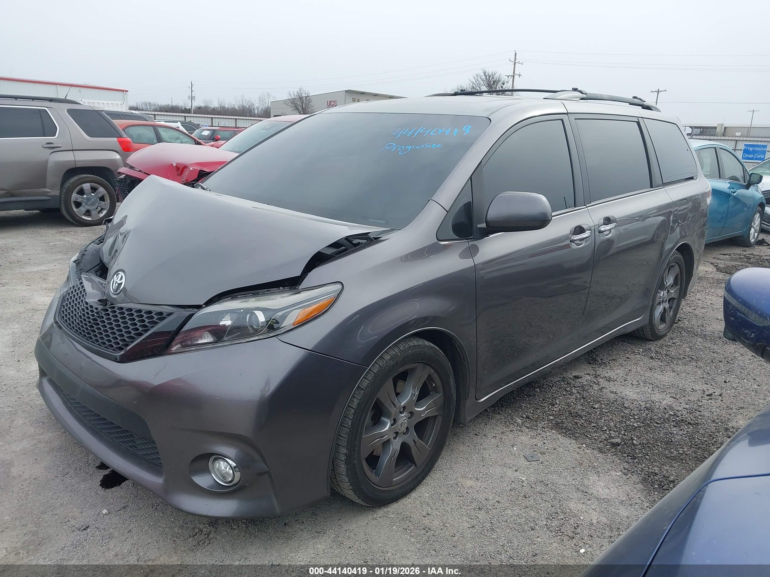 TOYOTA SIENNA image 2