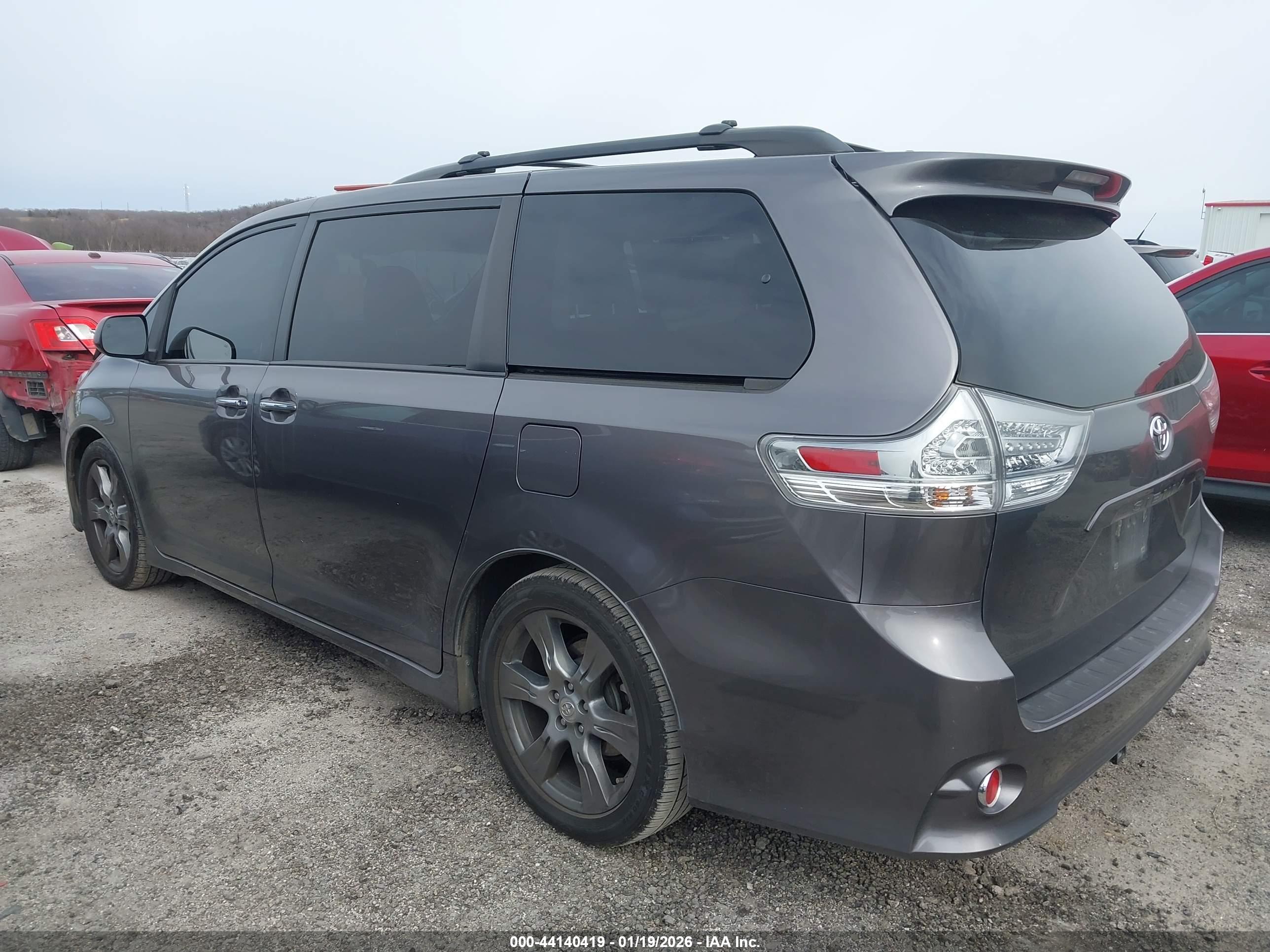TOYOTA SIENNA image 3