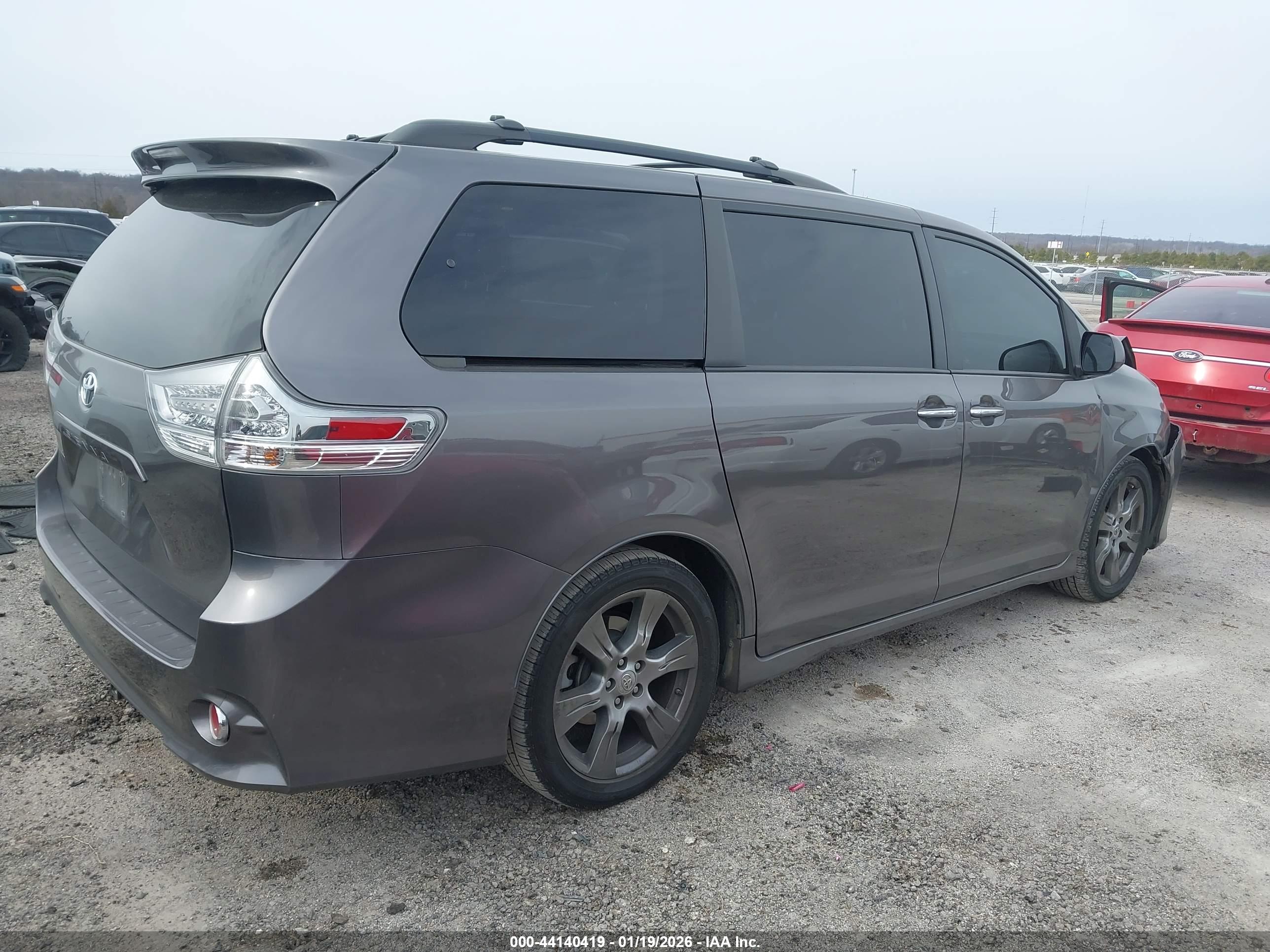 TOYOTA SIENNA image 4