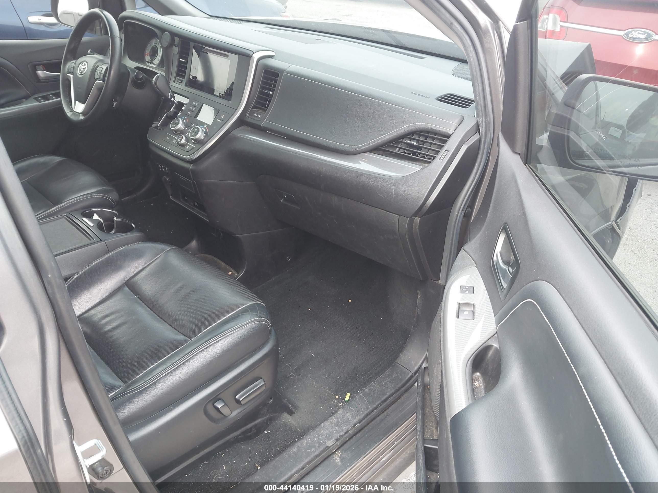 TOYOTA SIENNA image 5