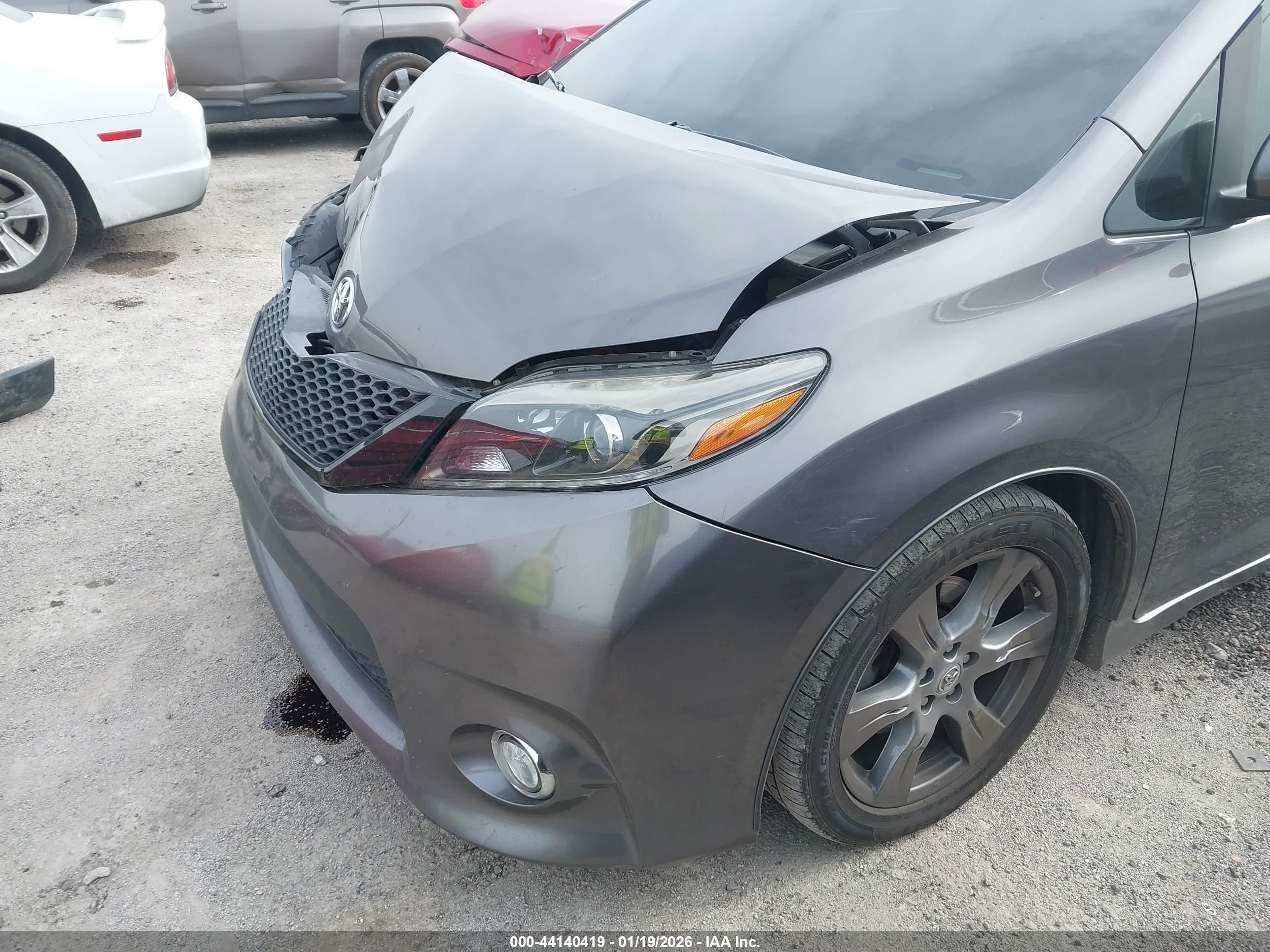 TOYOTA SIENNA image 6