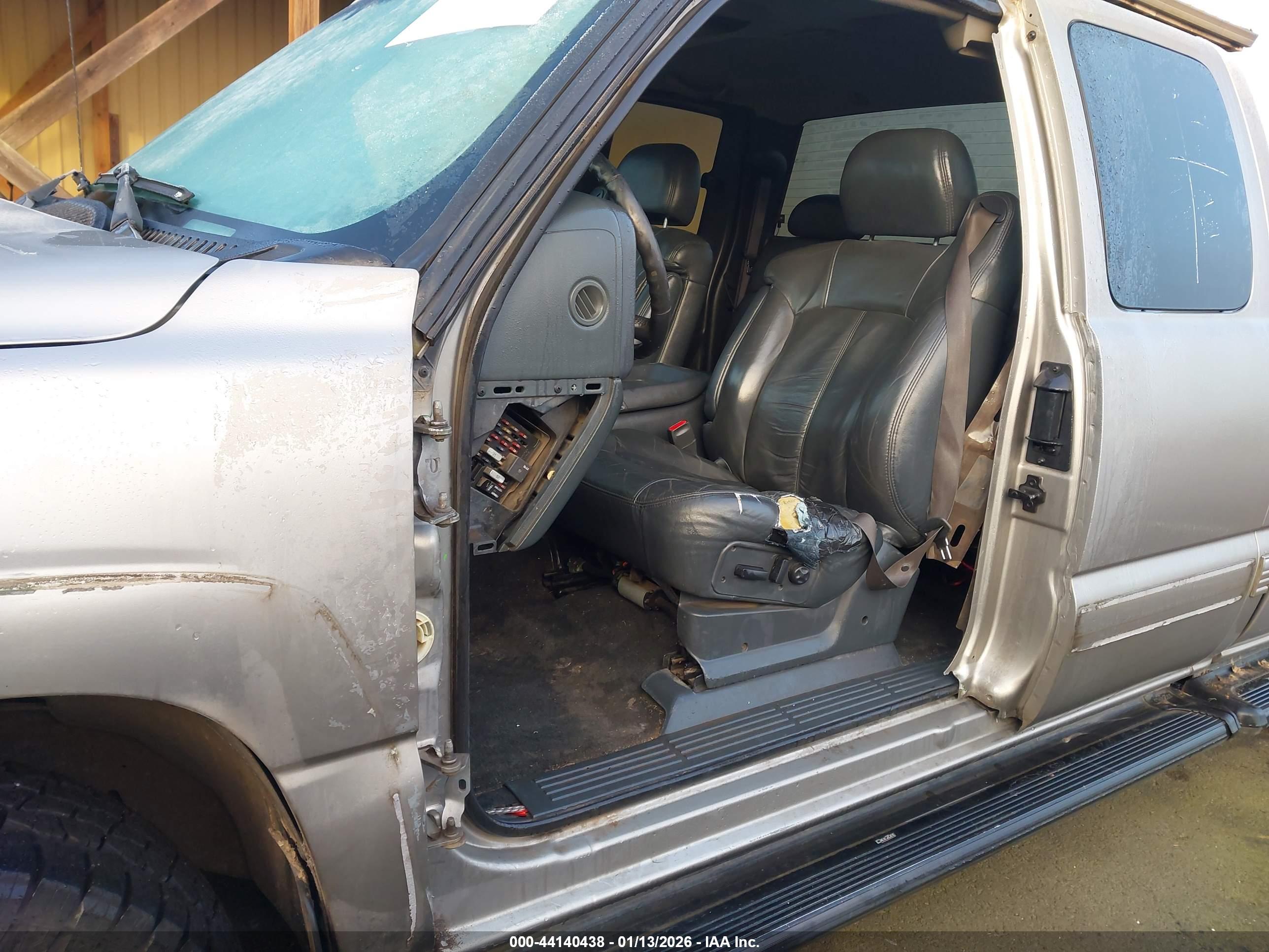 CHEVROLET SILVERADO image 6