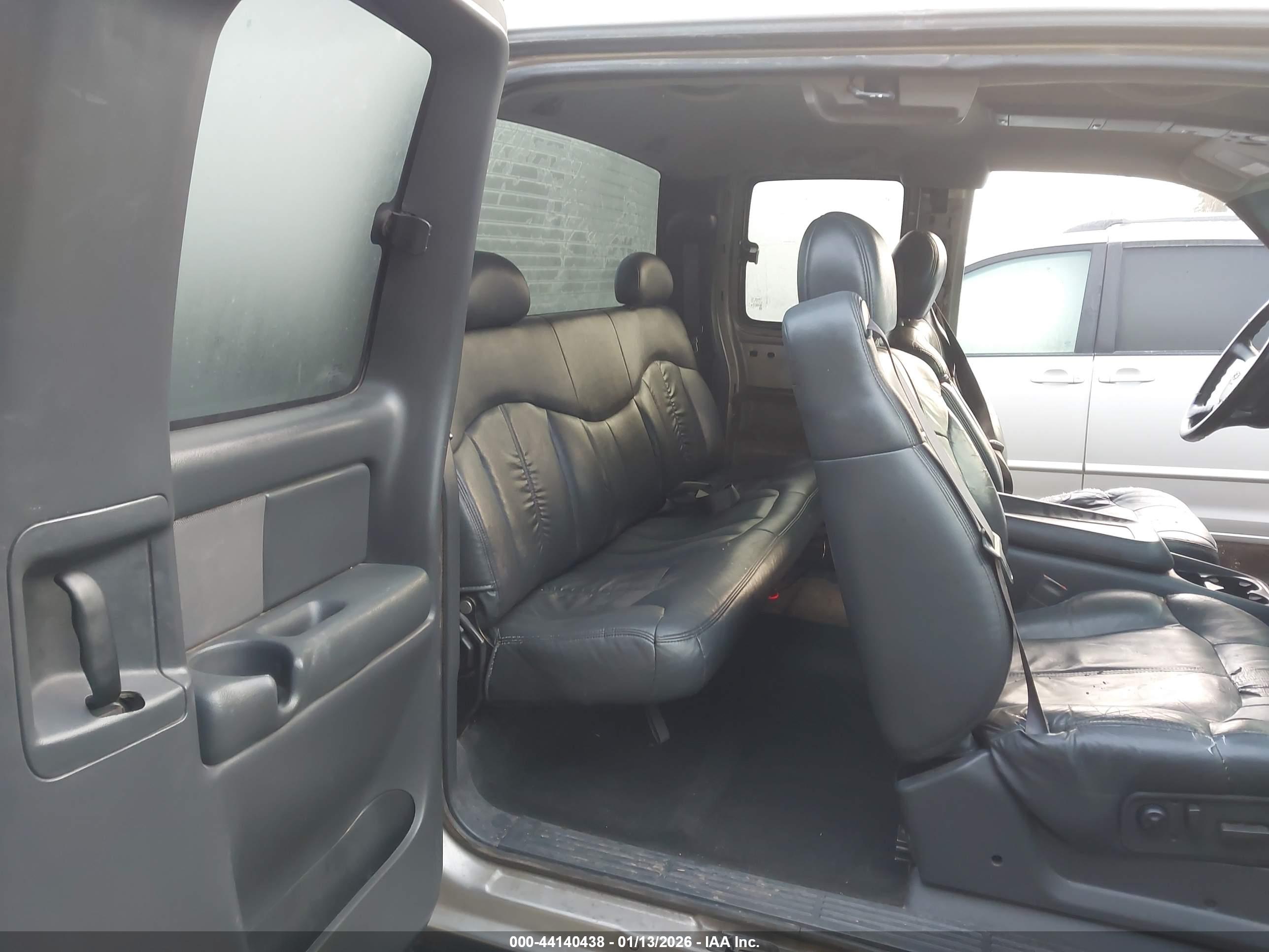 CHEVROLET SILVERADO image 8