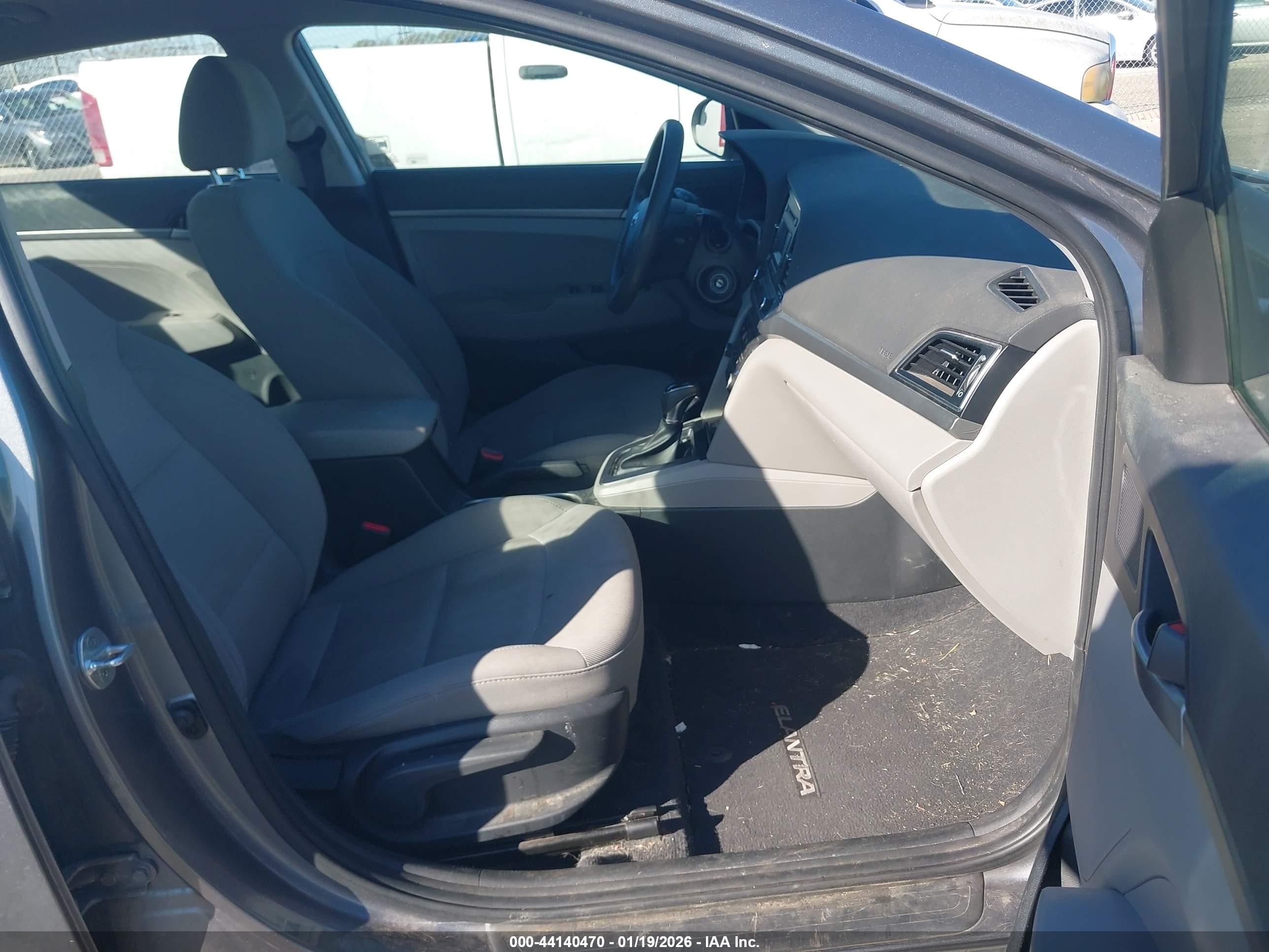 HYUNDAI ELANTRA image 5