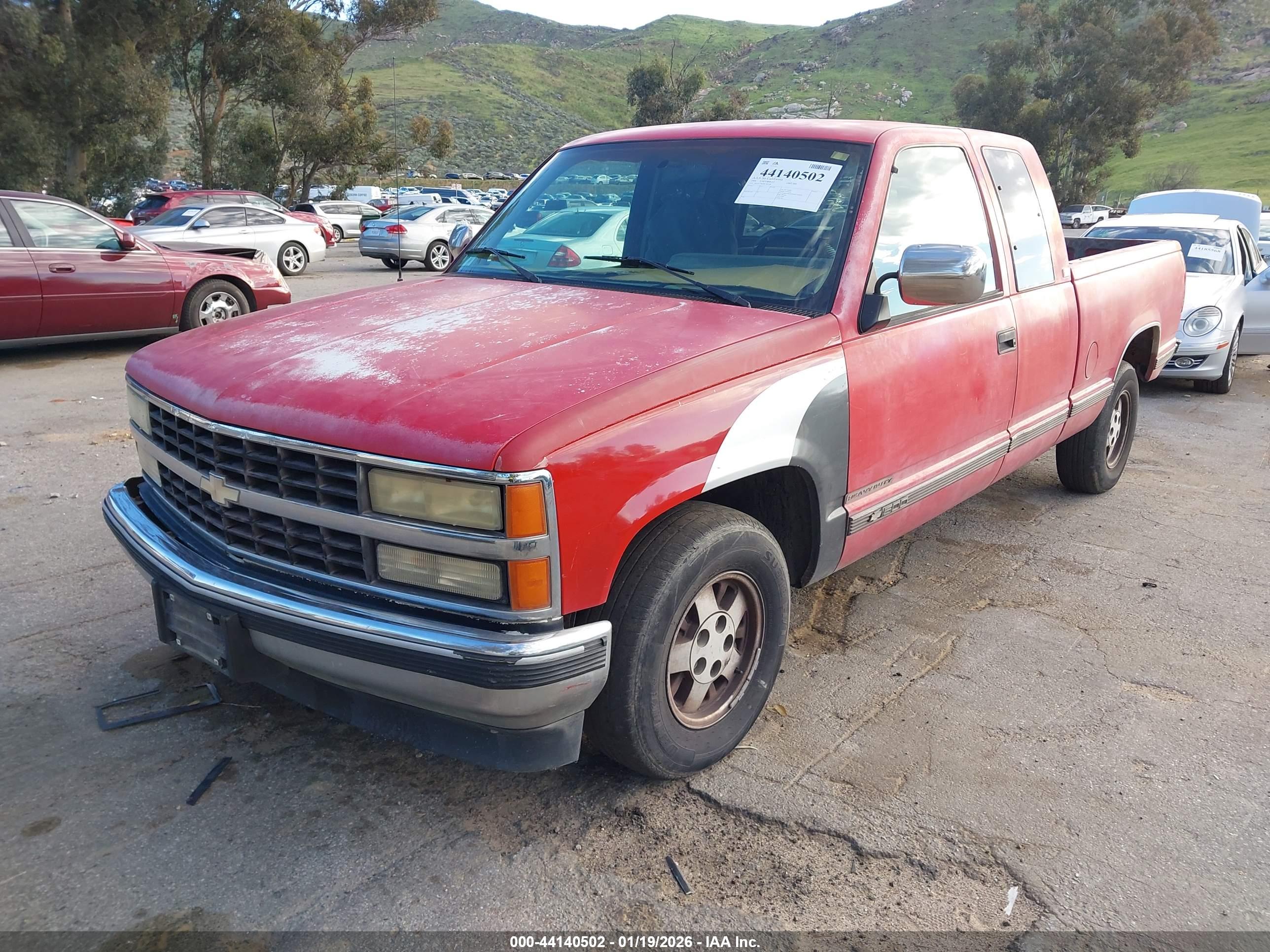 CHEVROLET GMT-400 image 2