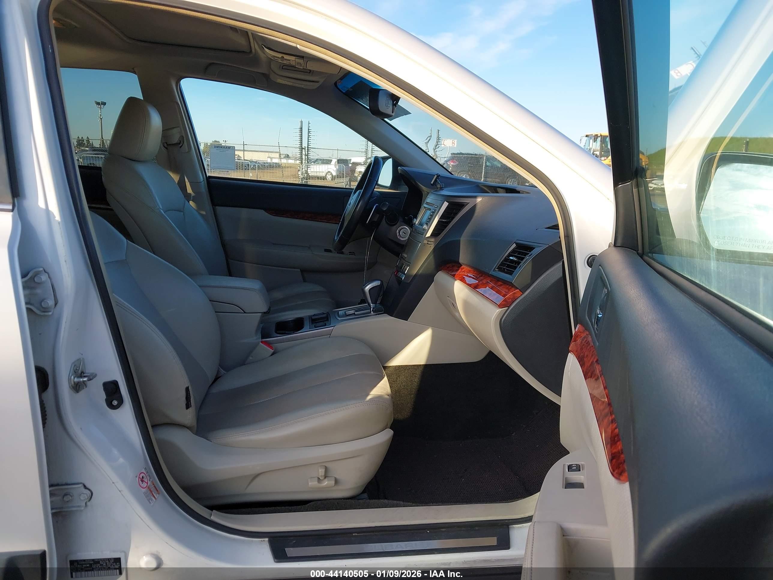 SUBARU OUTBACK image 5
