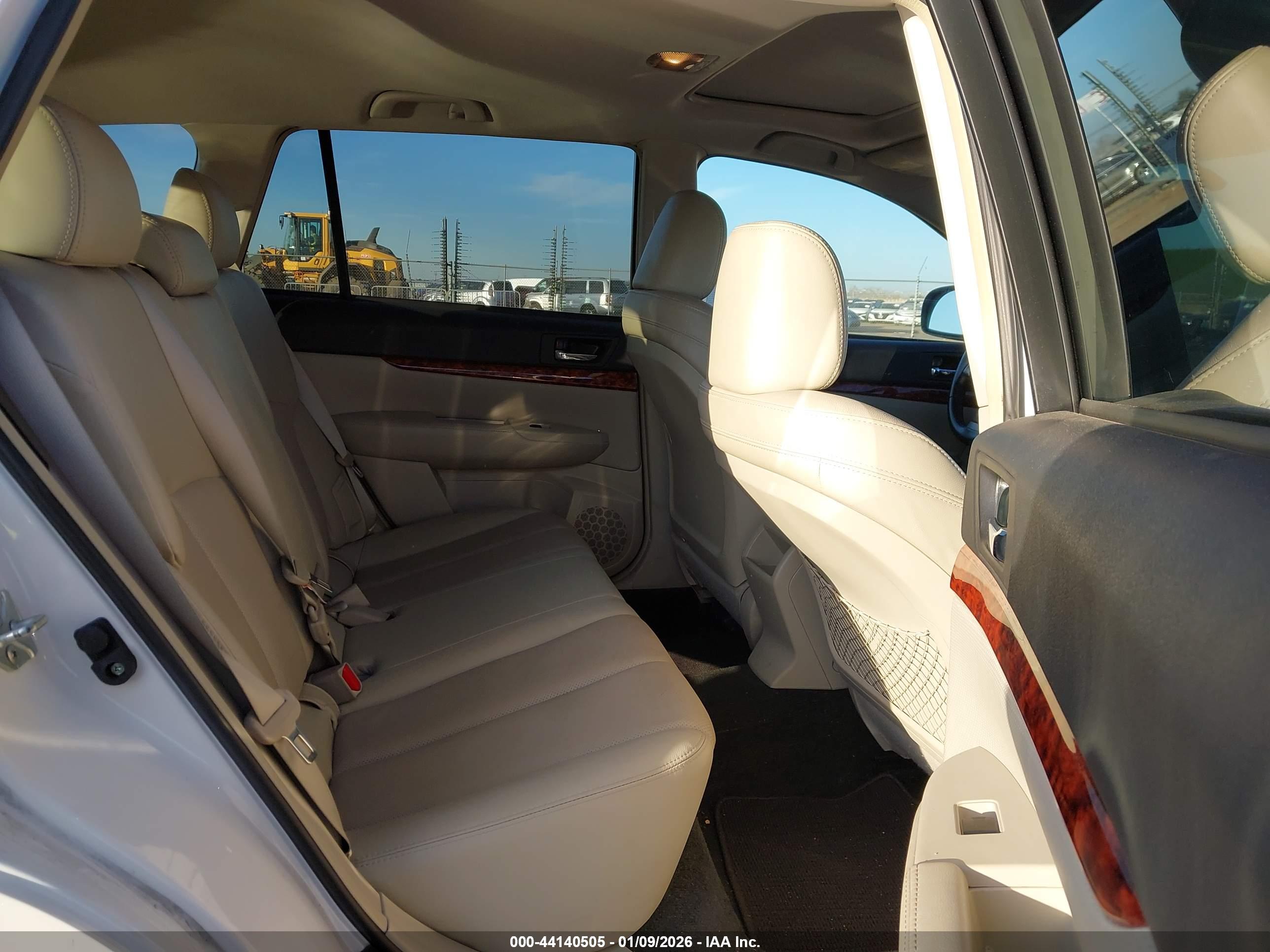 SUBARU OUTBACK image 8