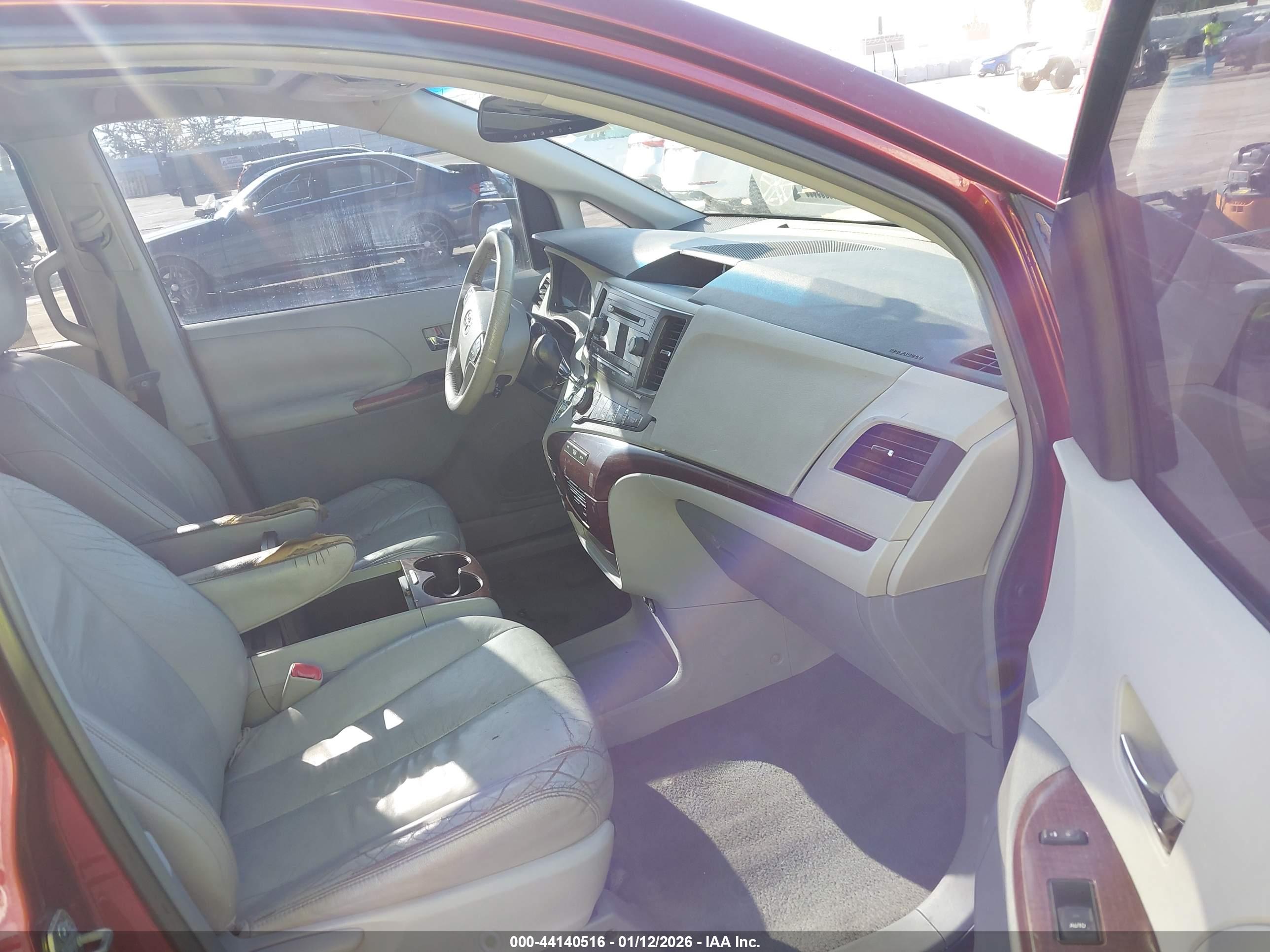 TOYOTA SIENNA image 5