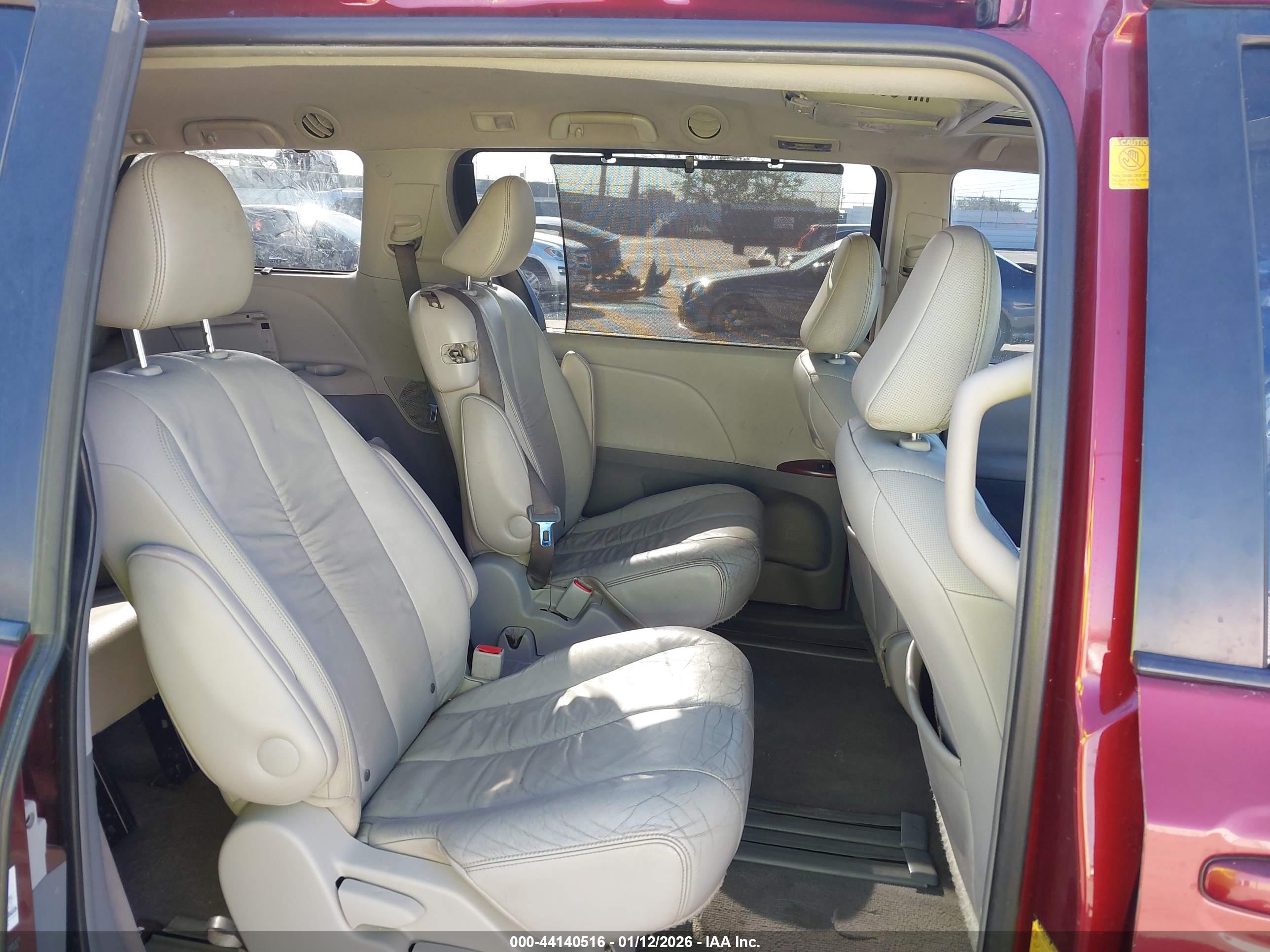 TOYOTA SIENNA image 8