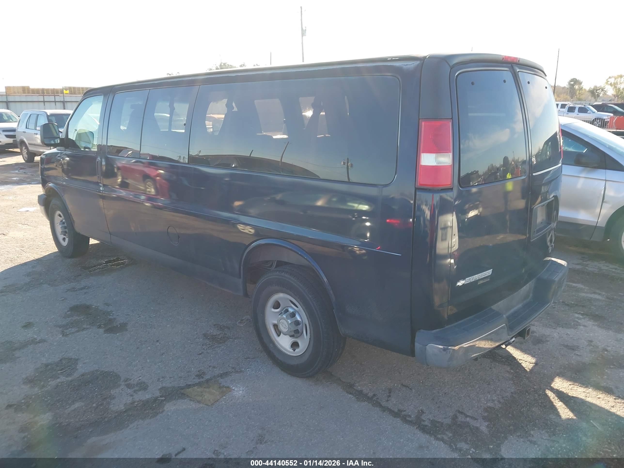 CHEVROLET EXPRESS image 3