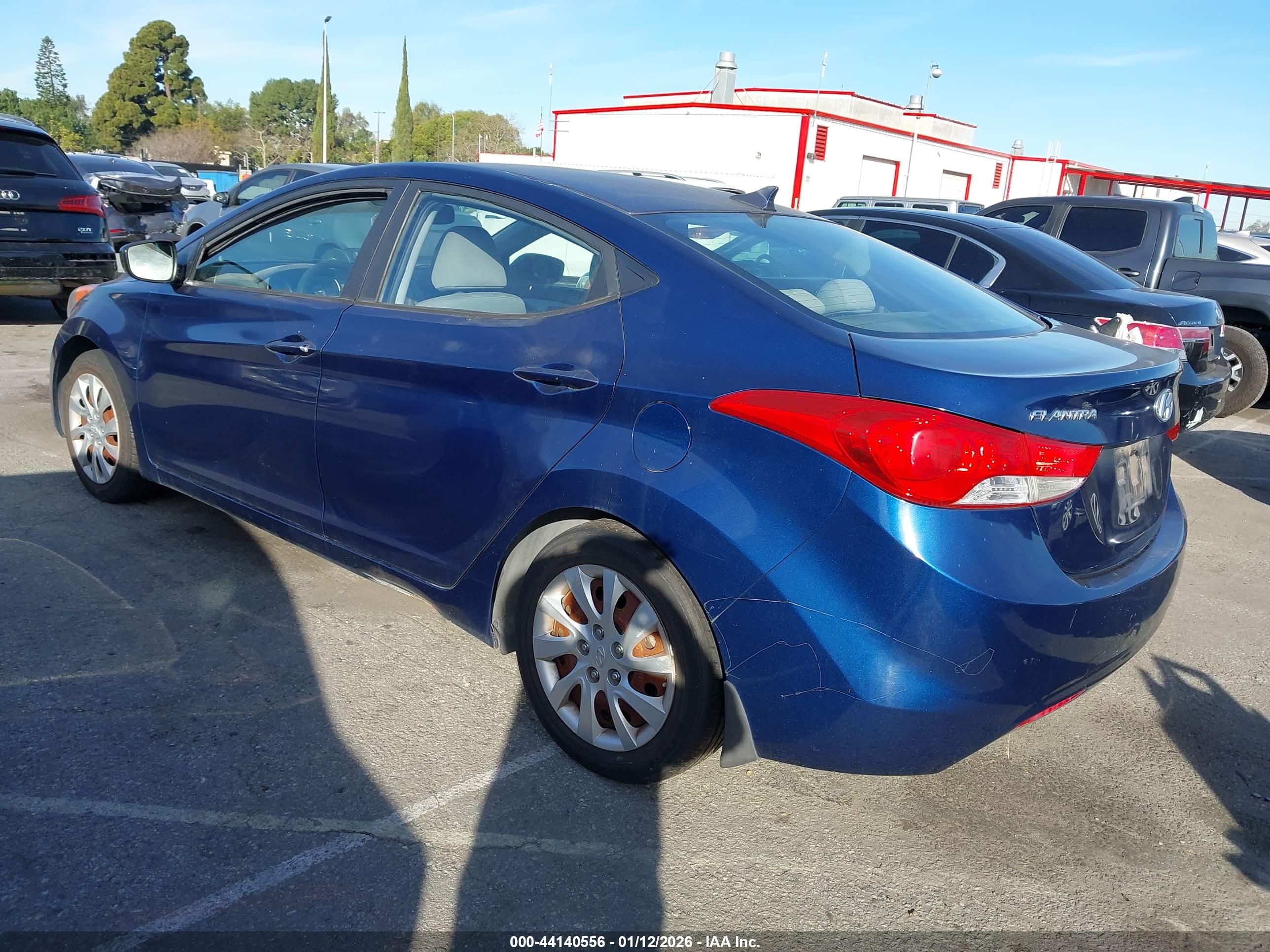 HYUNDAI ELANTRA image 3