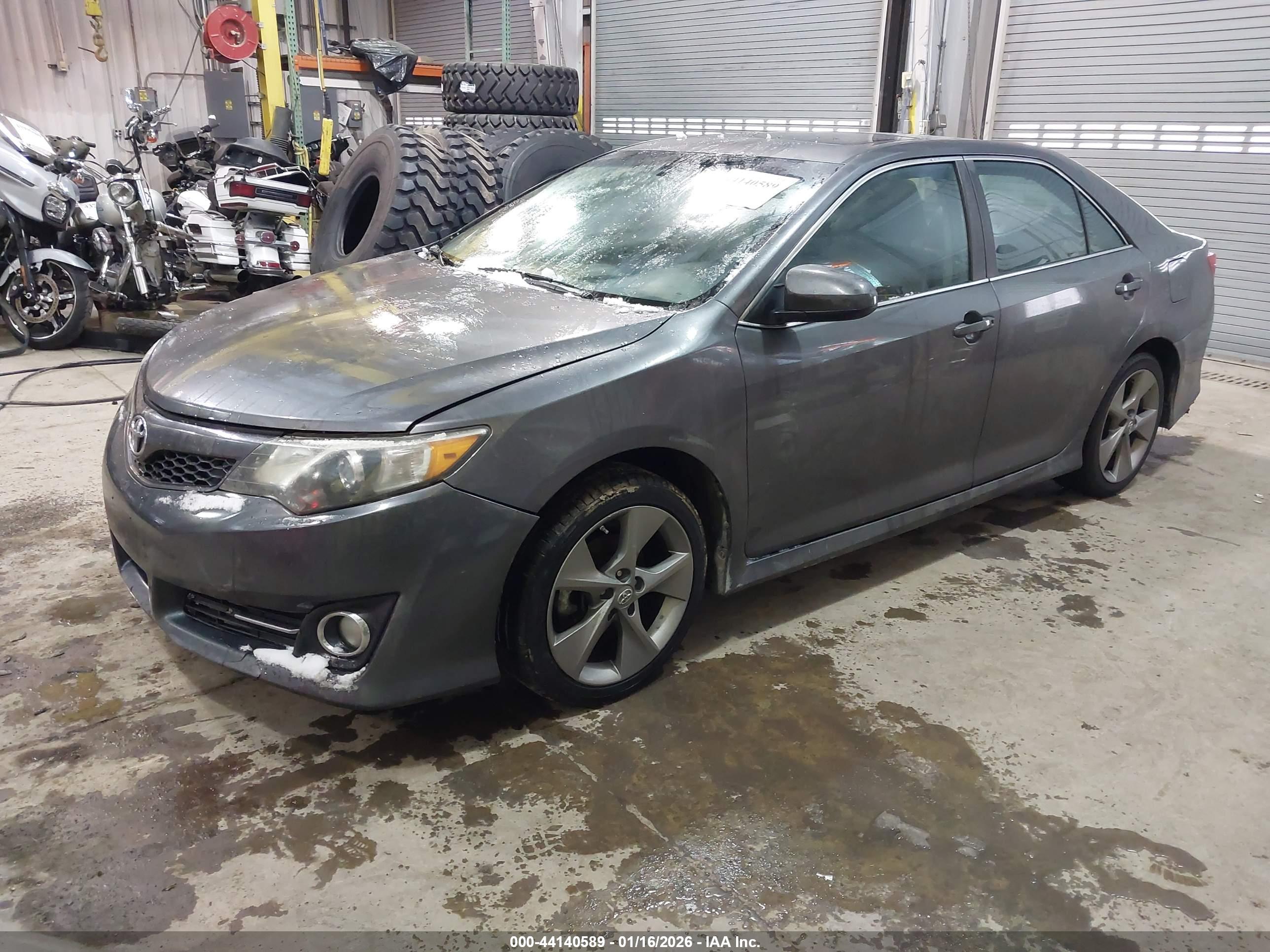 TOYOTA CAMRY image 2