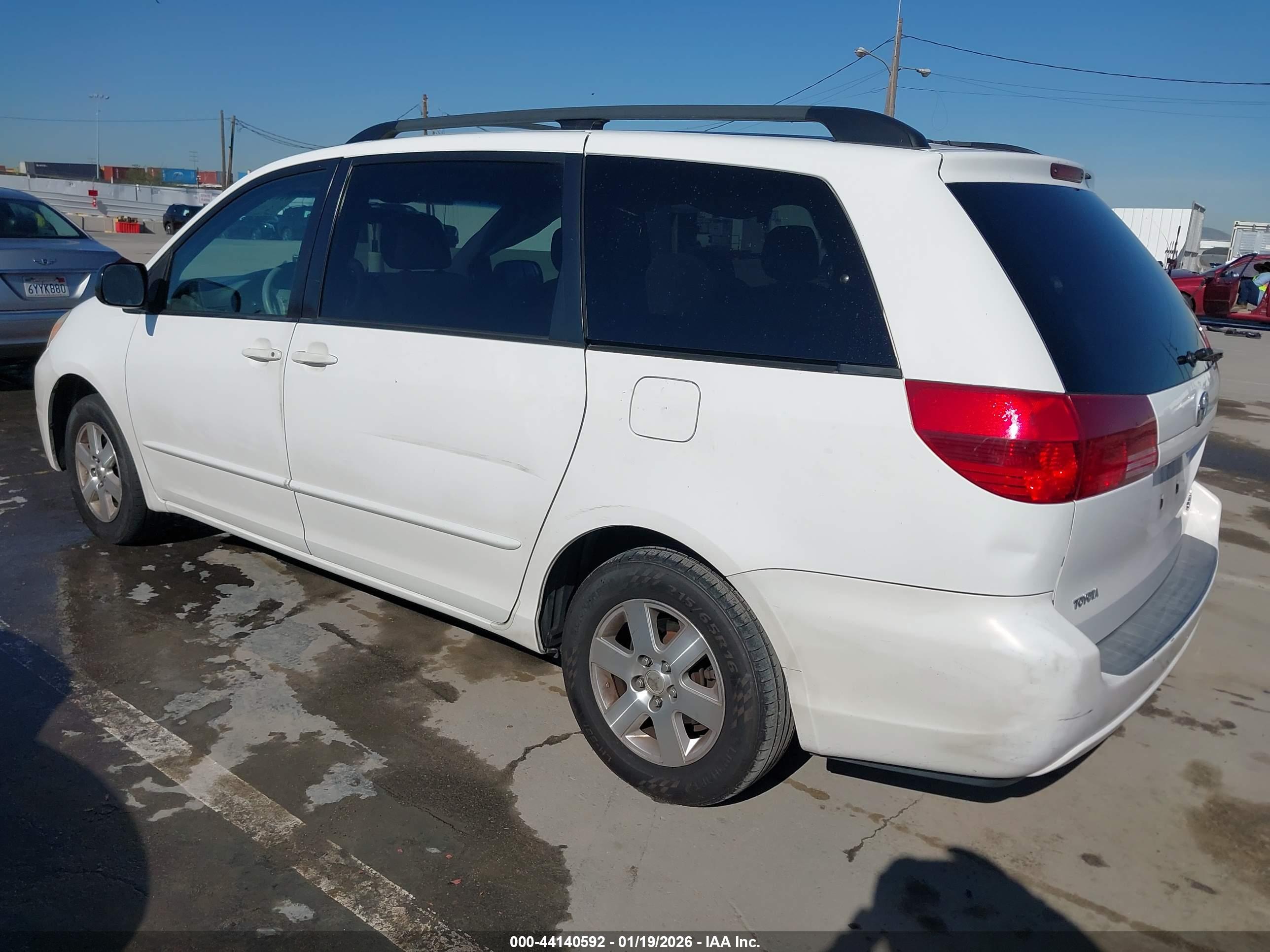 TOYOTA SIENNA image 3