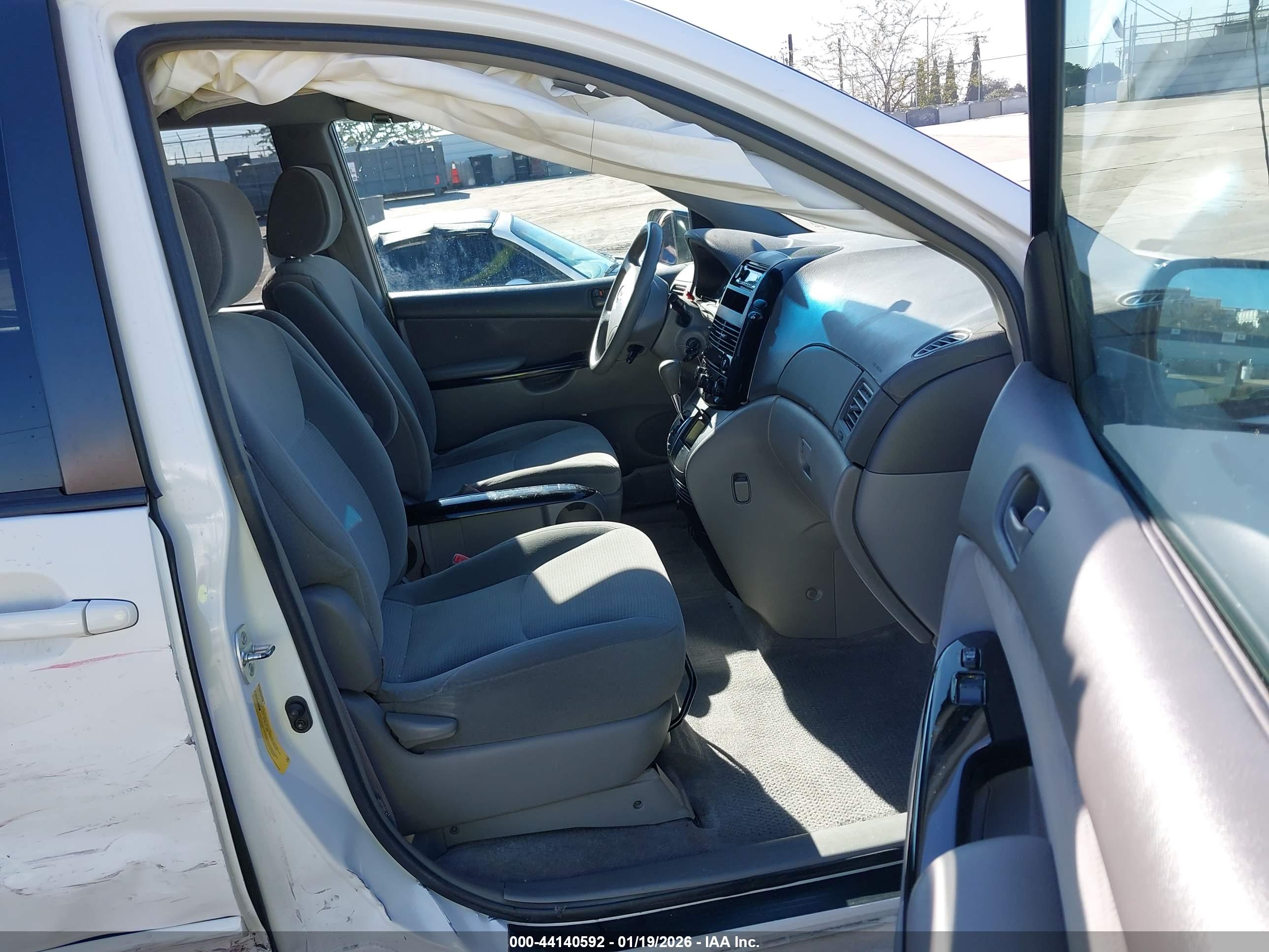 TOYOTA SIENNA image 5