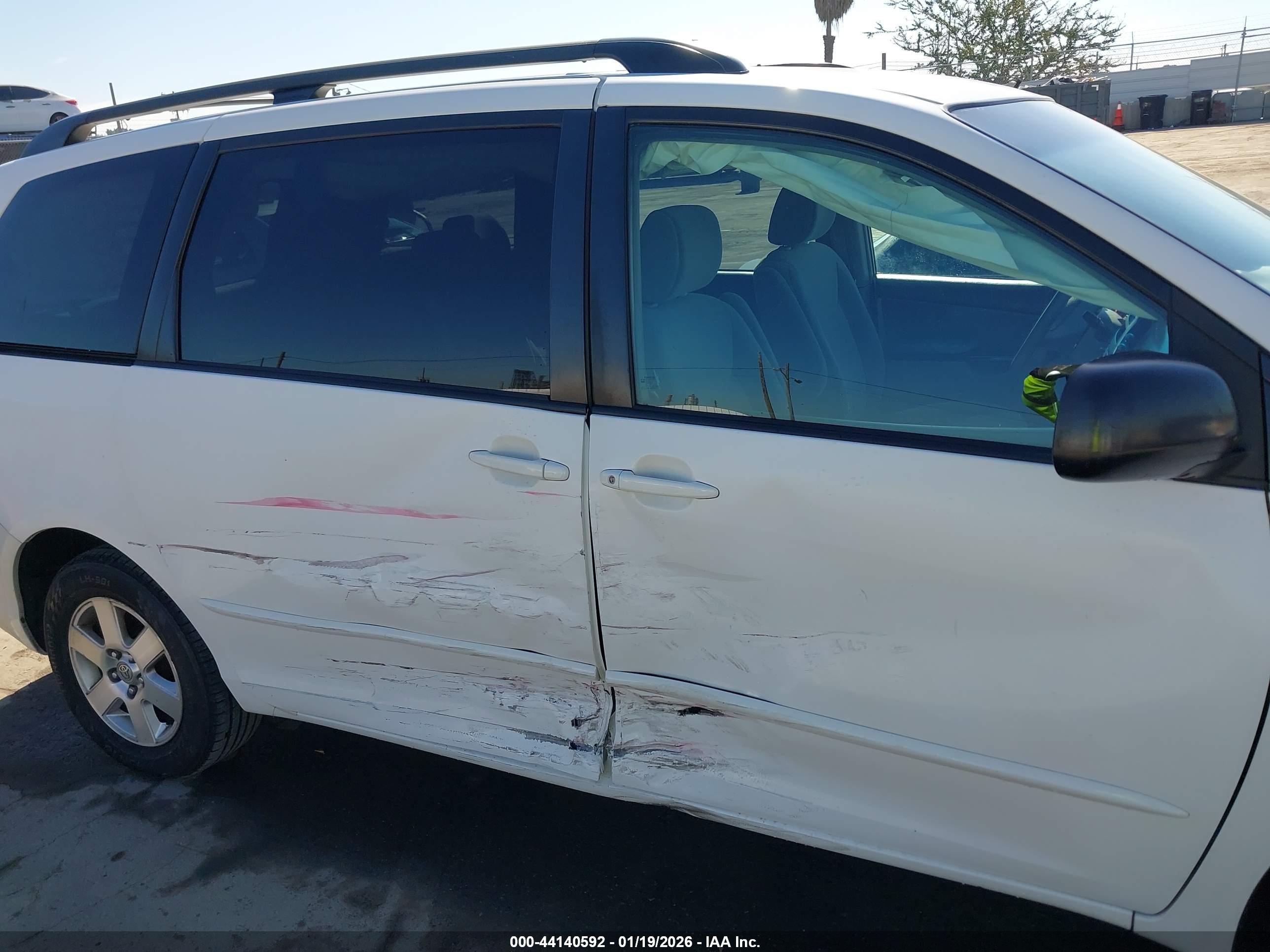 TOYOTA SIENNA image 6