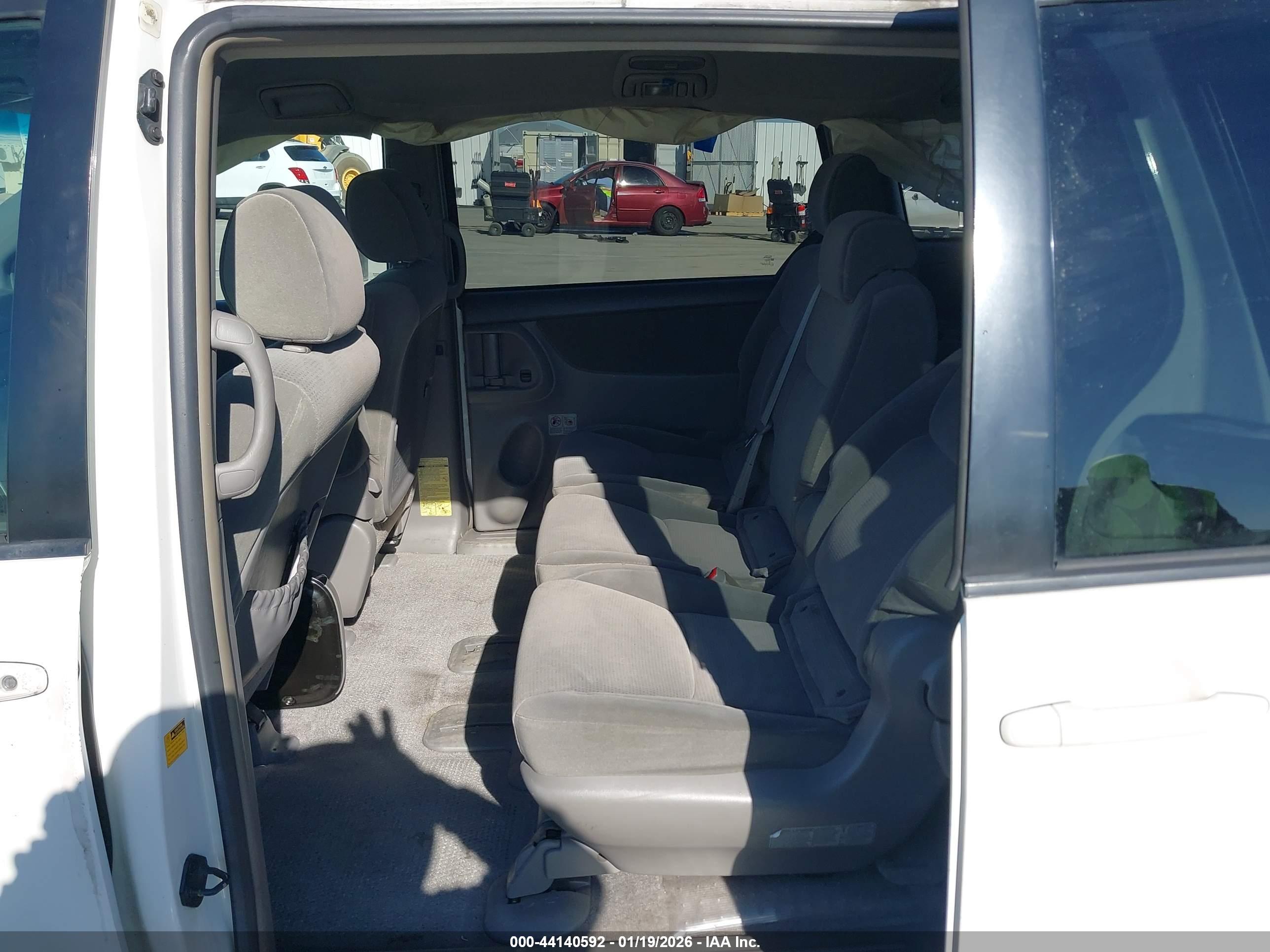 TOYOTA SIENNA image 8