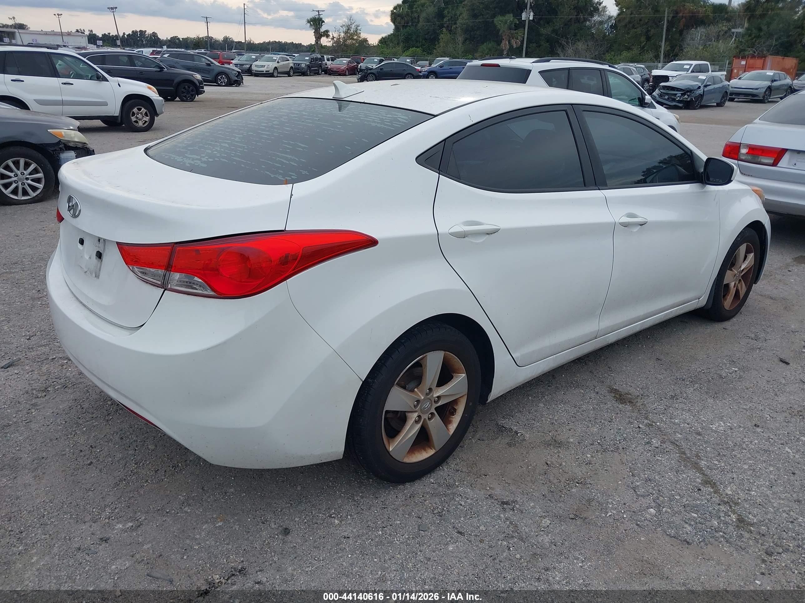HYUNDAI ELANTRA image 4