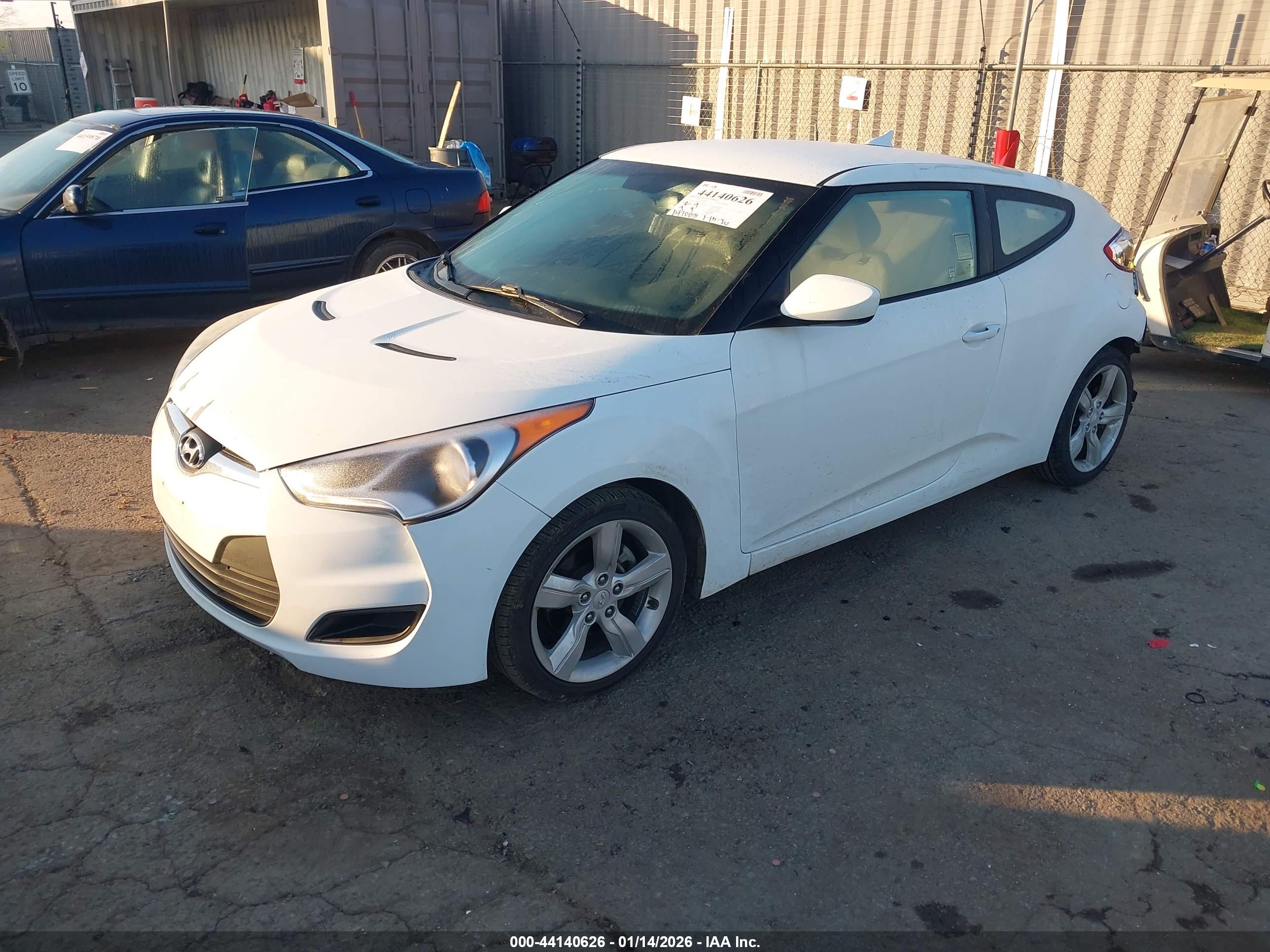 HYUNDAI VELOSTER image 2