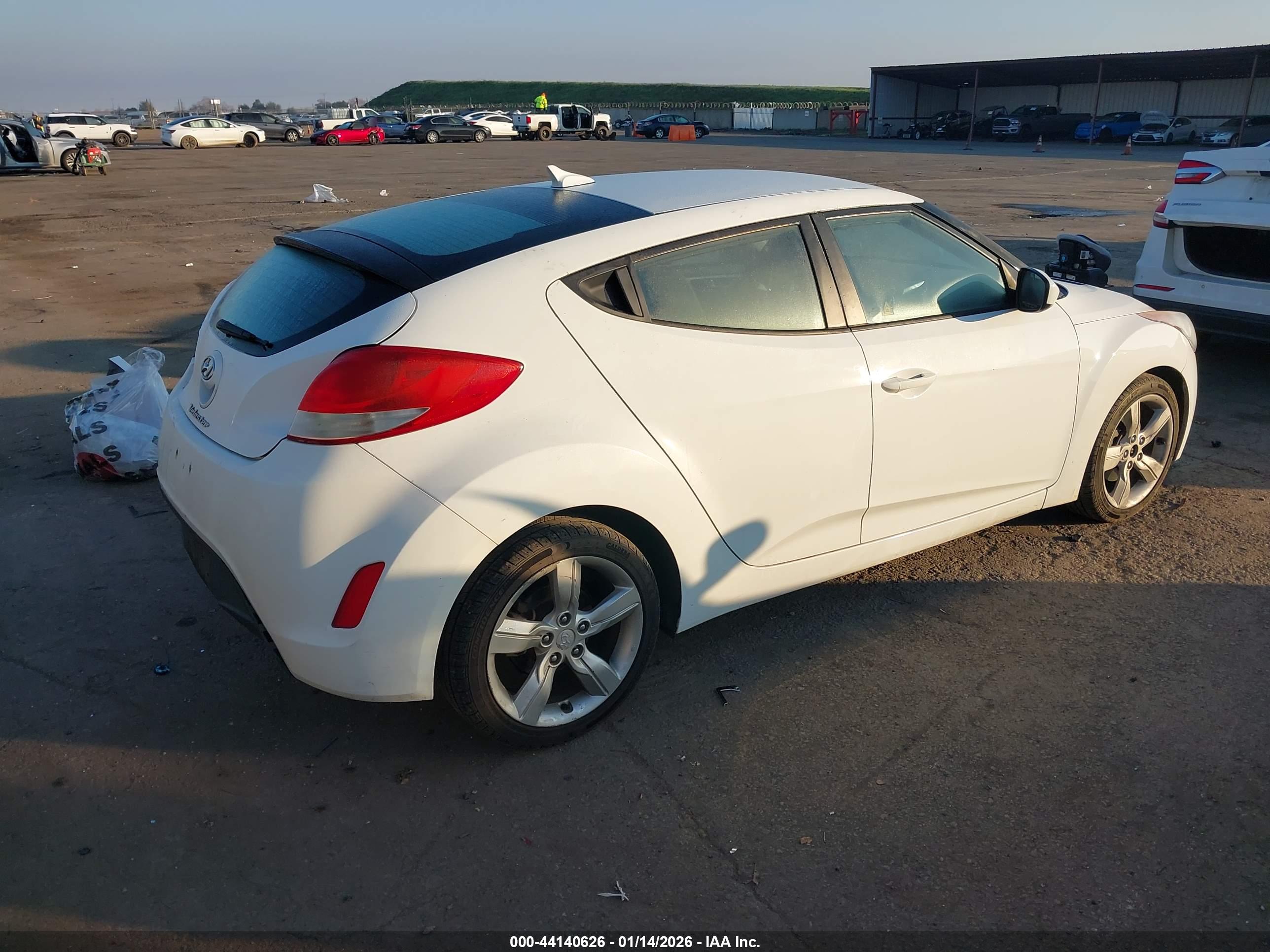 HYUNDAI VELOSTER image 4