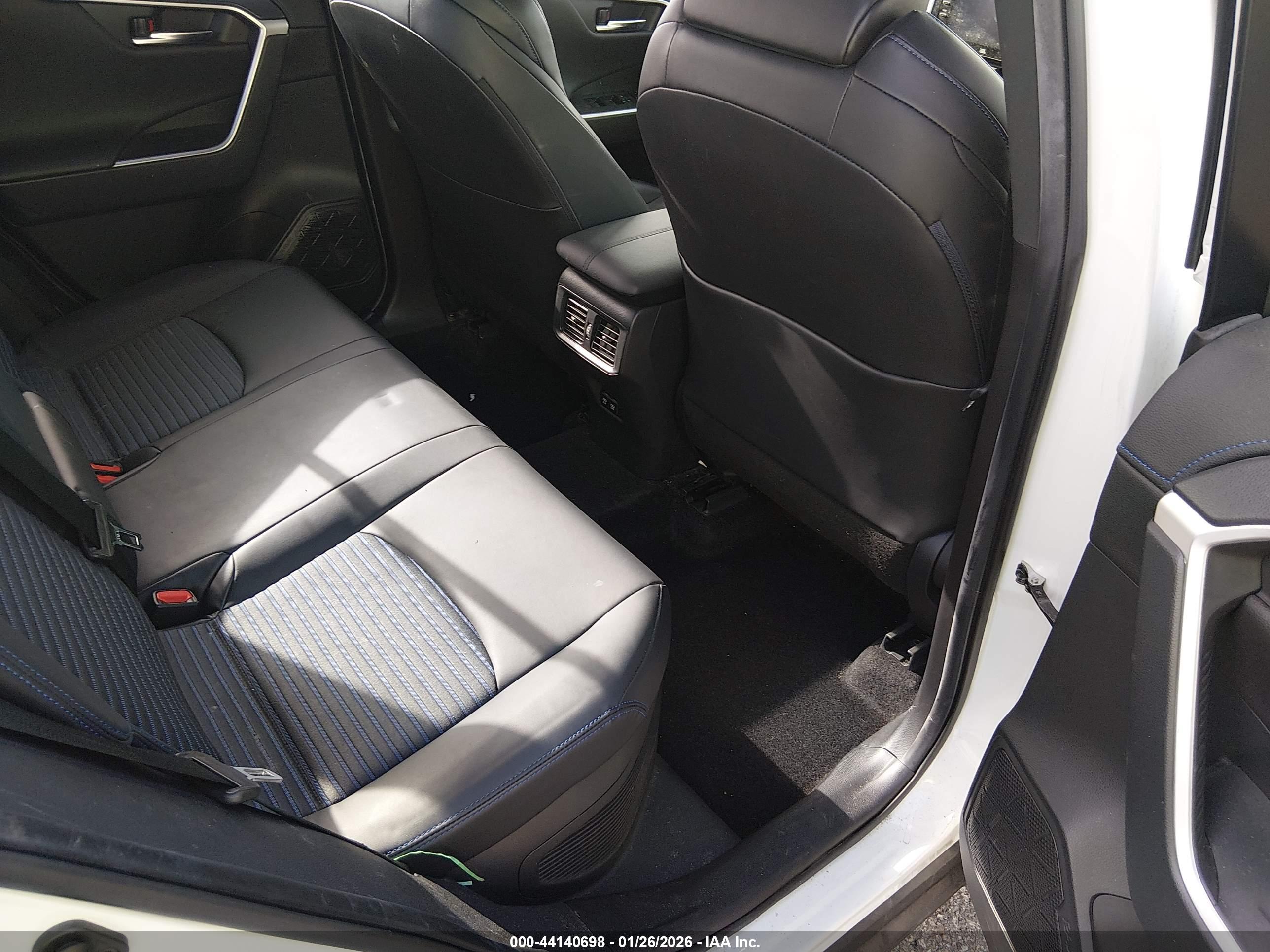 TOYOTA RAV4 image 8