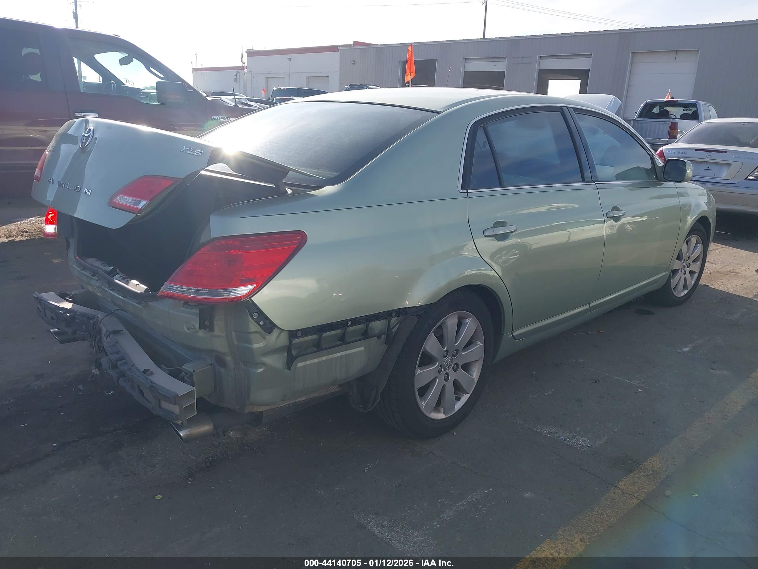 TOYOTA AVALON image 4