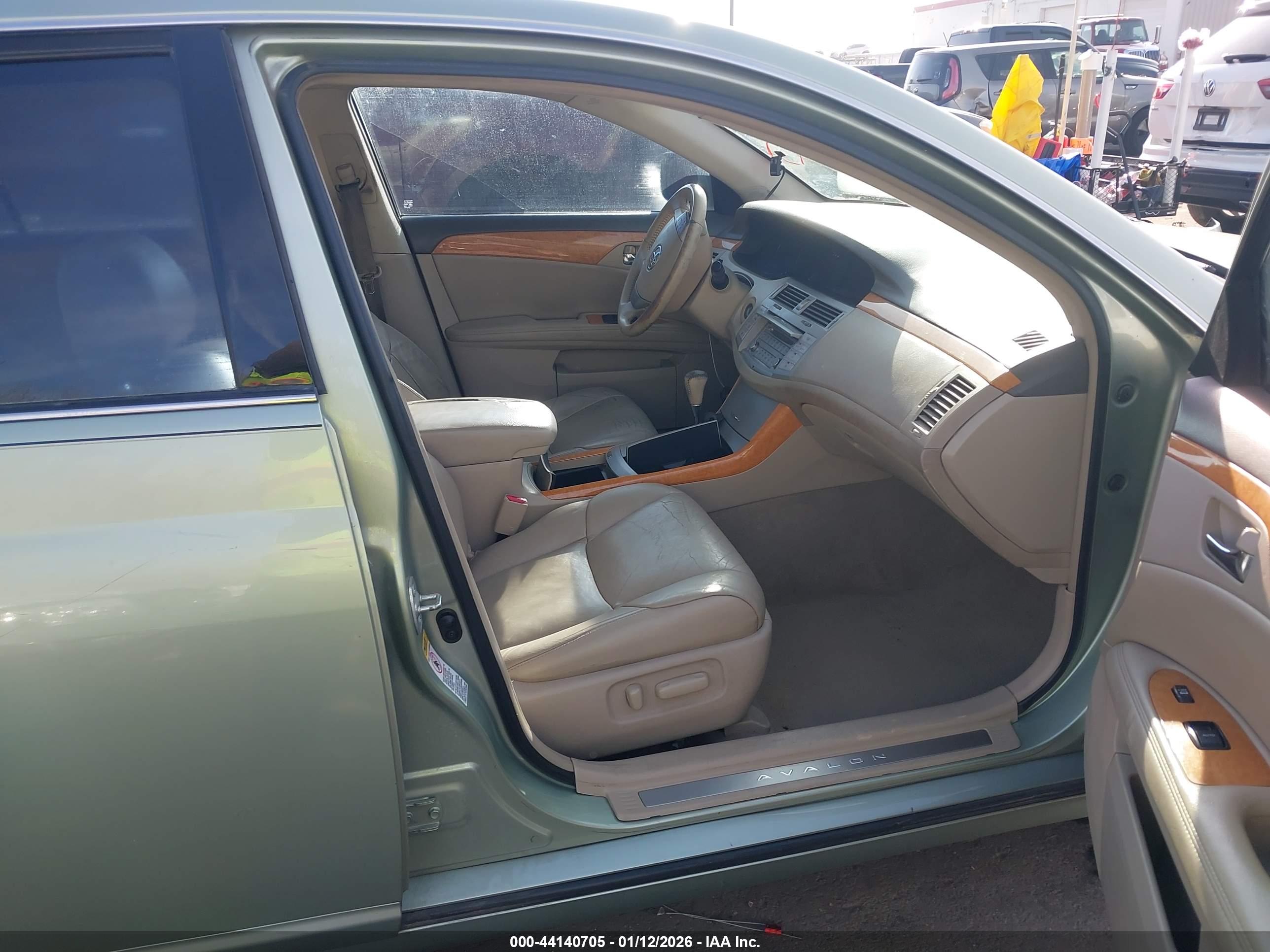 TOYOTA AVALON image 5