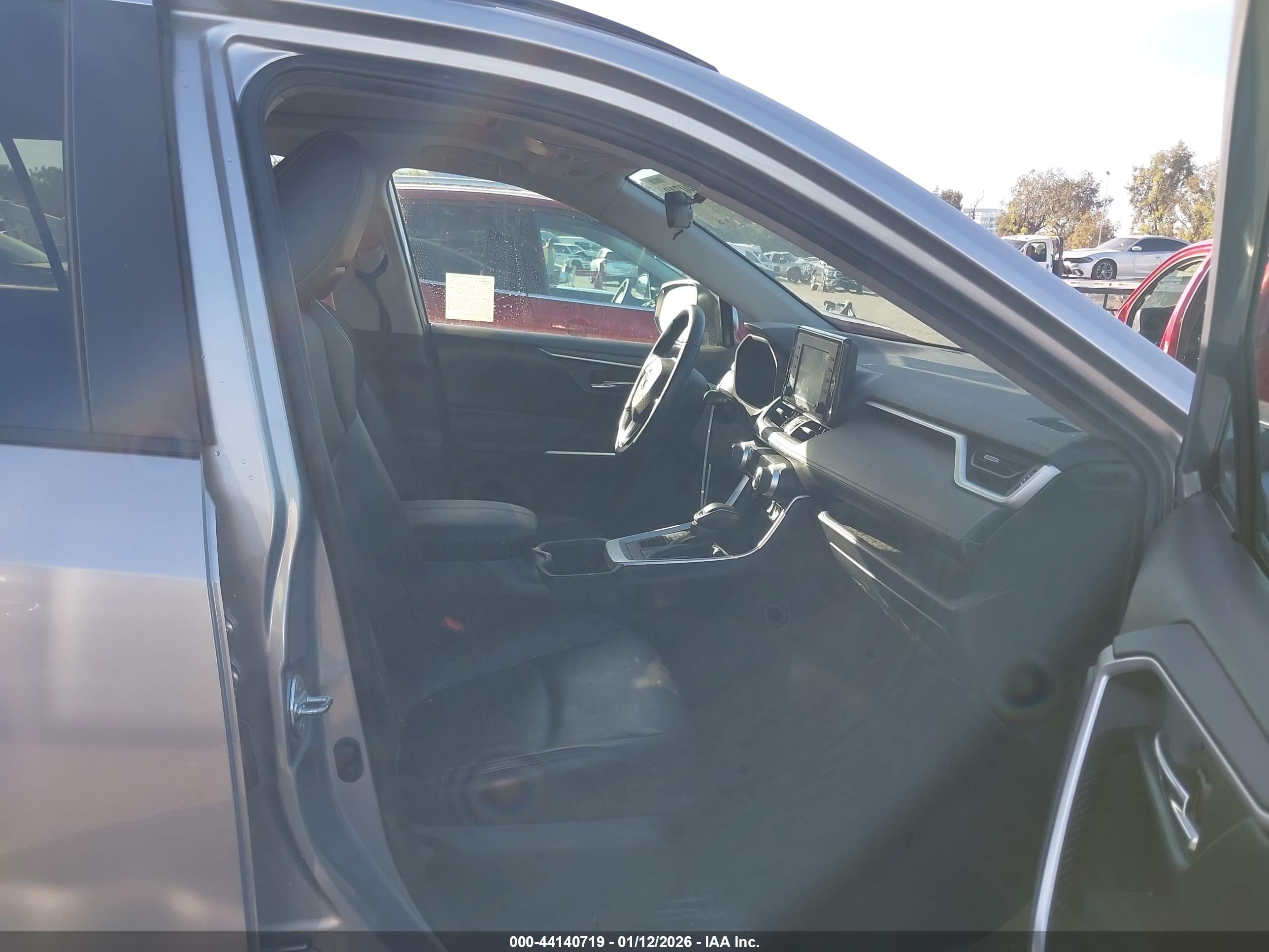 TOYOTA RAV4 image 5